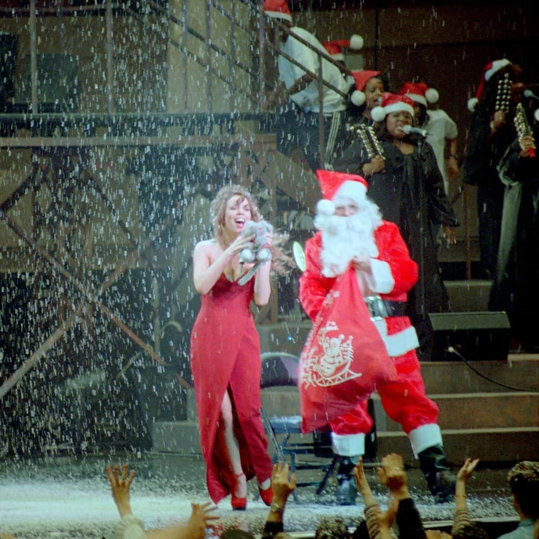 マライア・キャリーさんのインスタグラム写真 - (マライア・キャリーInstagram)「Same me, same venue, different day! 🎄❤️ Always keeping it festive @thegarden! 🎅🏻🎁 1st picture: on stage at MSG on Dec. 10, 1993 2nd picture: on stage at MSG on Dec. 9, 2023」12月11日 11時12分 - mariahcarey