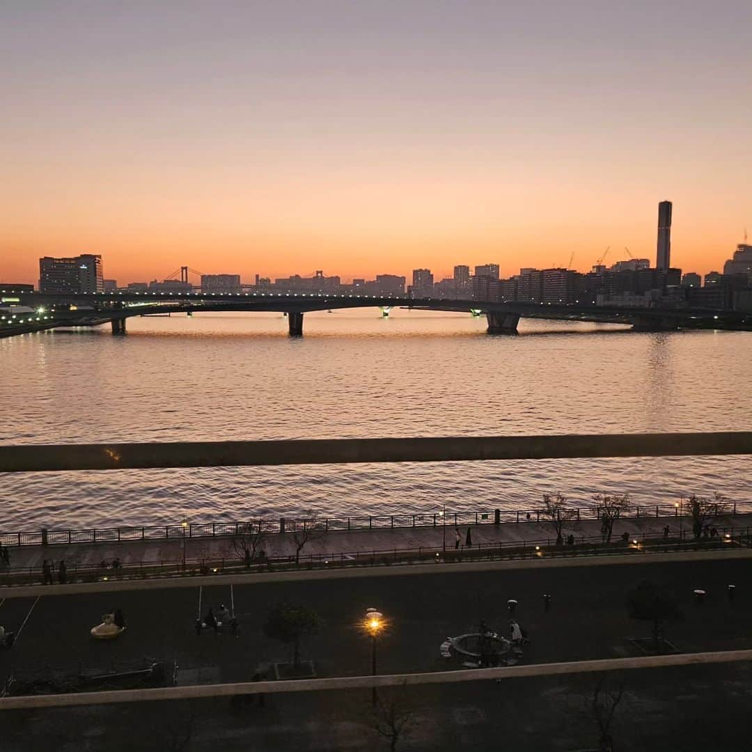 八つ橋てまりさんのインスタグラム写真 - (八つ橋てまりInstagram)「2023.12.10(sun)  昨日は@kogaokogaoにお誘い頂いき✨パーティーに行ってきたよ✨  吉村さんてね、自分の知ってる事をぜーんぶ教えてくれるの✨自分より相手の事を想ってるってことだと思う。  吉村さんとの出会いは、Instagramで素敵な方だな～と思って、DMしたような気がする、、、  私がtodayswomanのコンテストでる時も、連絡くれて、空いてる時間にお顔施術してくれたり、YouTube動画まで撮らせてくれたりと、本当に親切😊  そして、今回パーティーも声かけて頂いて幸子先輩と行ってきたんだけど、笑いあり涙あり景品ありで、あっという間の３時間だった✨  ５人の講師が１人づつお話ししてくれた。  @beppinkogao 沢山小顔になる方法教えてくれた❤️真っ白な衣装が素敵だった✨  @yuuko.asakura 朝倉さんは、とにかく元気！私の大好きな色の衣装を着ていたから、ずっと目でおってた✨←ストーカー笑  @nodo_megumi 生き方がかっこよき！真っ黒の衣装に赤の靴が凄い似合ってた✨とにかくかっこよかった！  @yoshiechiba_kogao パッション先生！お話上手だったなぁ✨元気をもらえる！！！先生の衣装も素敵だったけど、もっと元気カラー衣装を見てみたい❤️←勝手に個人的な感想😂  @magicianfacialist 大好き✨もうみーんなのことが大好きなんだろうなぁー、そして皆から愛されてるんだろうなぁってのが伝わってきた✨何度涙したか😂  豊洲行ったことなくて、しかも映画館貸し切りとか何から何までビックリで。  お土産も沢山だし、抽選会もあって凄い楽しかった✨  わたしも、吉村さんみたいにいつかパーティーするぞー✨  とても、素敵なパーティーに呼んで頂きありがとうございました😁早めのクリスマス✨🎁✨  そして、幸子先輩一緒に行ってくれてありがとう❤️  綺麗は裏切らない✨  #マジカル小顔パーティー #豊洲 #ユナイテッドシネマ豊洲 #小顔 #小顔マジック #クリスマス #セルフケア #お顔のマジシャンさおり #パッション #老け顔解消 #小顔美容 #垢抜ける方法 #八ツ橋てまり」12月11日 11時04分 - temari.odebu
