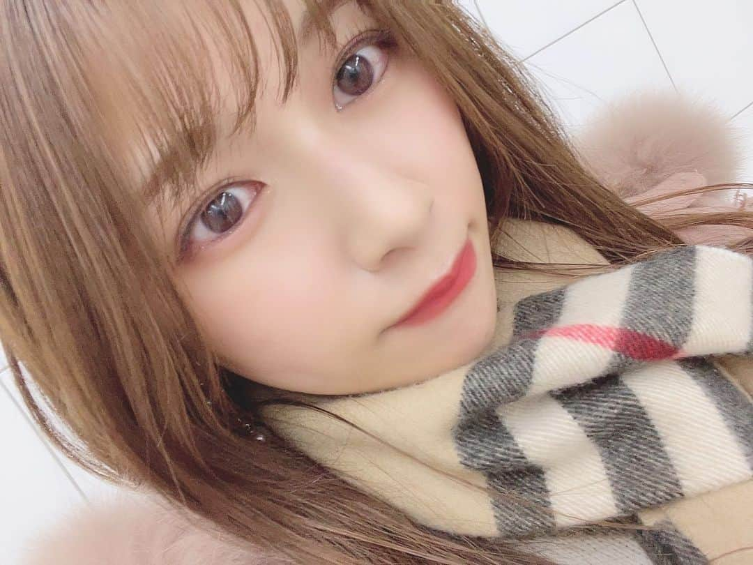 日比野友香のインスタグラム：「🍯🧸🧣💭       ビタミン内服はインナーケアに必須！と美容看護師のお友達に教えてもらい、1年前ぐらいからドラッグストアで買ったサプリでビタミンの内服をはじめてました👶🏻 (20代後半になったので何かと意識し始める←)  最近はよりいい物に！と、 しっかり効果のある医薬品ホワイトルマンに変えたよ🍋     ビタミンCの役割↓ ・老化の原因になる活性酸素から守ってくれる✨ ・体内でコラーゲンを作り維持してくれる✨   でも人間にはビタミンCを合成する酵素がないから体内で作ることができない⋯🥺 だから自分でビタミンCを摂り続けないとどんどん老化が進んでいく⋯！やばい！    ビタミンC内服の効果↓ シミそばかす、日焼けによる黒ずみの緩和、疲れた時の栄養補給 、二日酔いの次の日にも効果的と言われてる🪄    いつまでも若く可愛くいたいので、続けていきます👶🏻   最初の1ヶ月分は1,000円で試せるので、ぜひこの機会に🍋                    #自撮り  #自撮り女子  #セルフィー  #selfie #マフラー  #マフラー女子  #burberry  #神戸  #神戸女子  #神戸が好き  #kobe  #PR #ビタミンC #肌悩み #シミ #そばかす #黒ずみ #肌質改善 #ビタミン #美容 #シミ対策 #シミそばかす #ビタミンc補給 #ホワイトルマン  #インナーケア  #美白内服  #美意識  #美意識高い人と繋がりたい  #美容  #美容オタク  #美容好き」