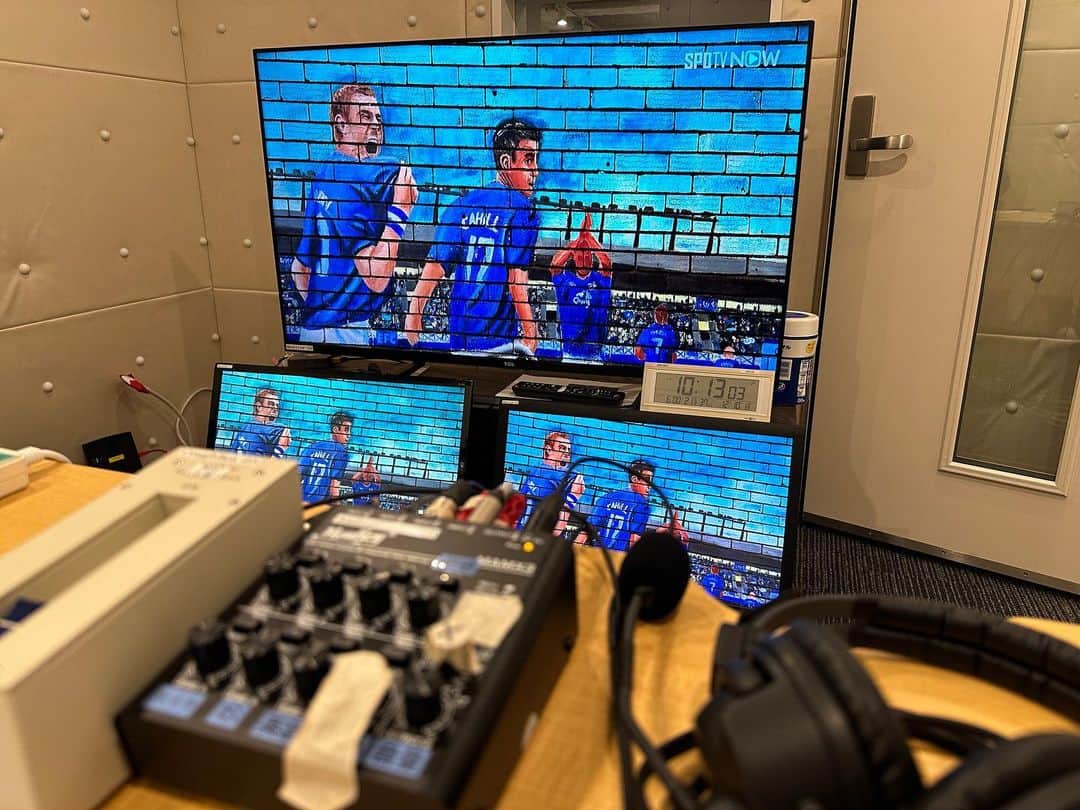 藤田崇寛のインスタグラム：「. 昨夜はプレミア🏴󠁧󠁢󠁥󠁮󠁧󠁿とリーガ🇪🇸実況でした！  プレミアリーグは エヴァートン×チェルシー⚽️ 財務違反で勝ち点10を剥奪されたエヴァートンが 今日も闘う強い気持ちを見せて2-0で勝利。 解説は福西崇史さんとでした😌  リーガは バルセロナ×ジローナの上位対決⚽️ ここまで上位を走ってきたジローナが 自分たちのサッカーを貫いた上で バルサに勝利！強い。 とてもおもしろいゲームで見所盛りだくさんでした！ 解説は今週も安永聡太郎さんと😌  次は木金土と実況が続くので 楽しみながらしっかりと準備します💪」