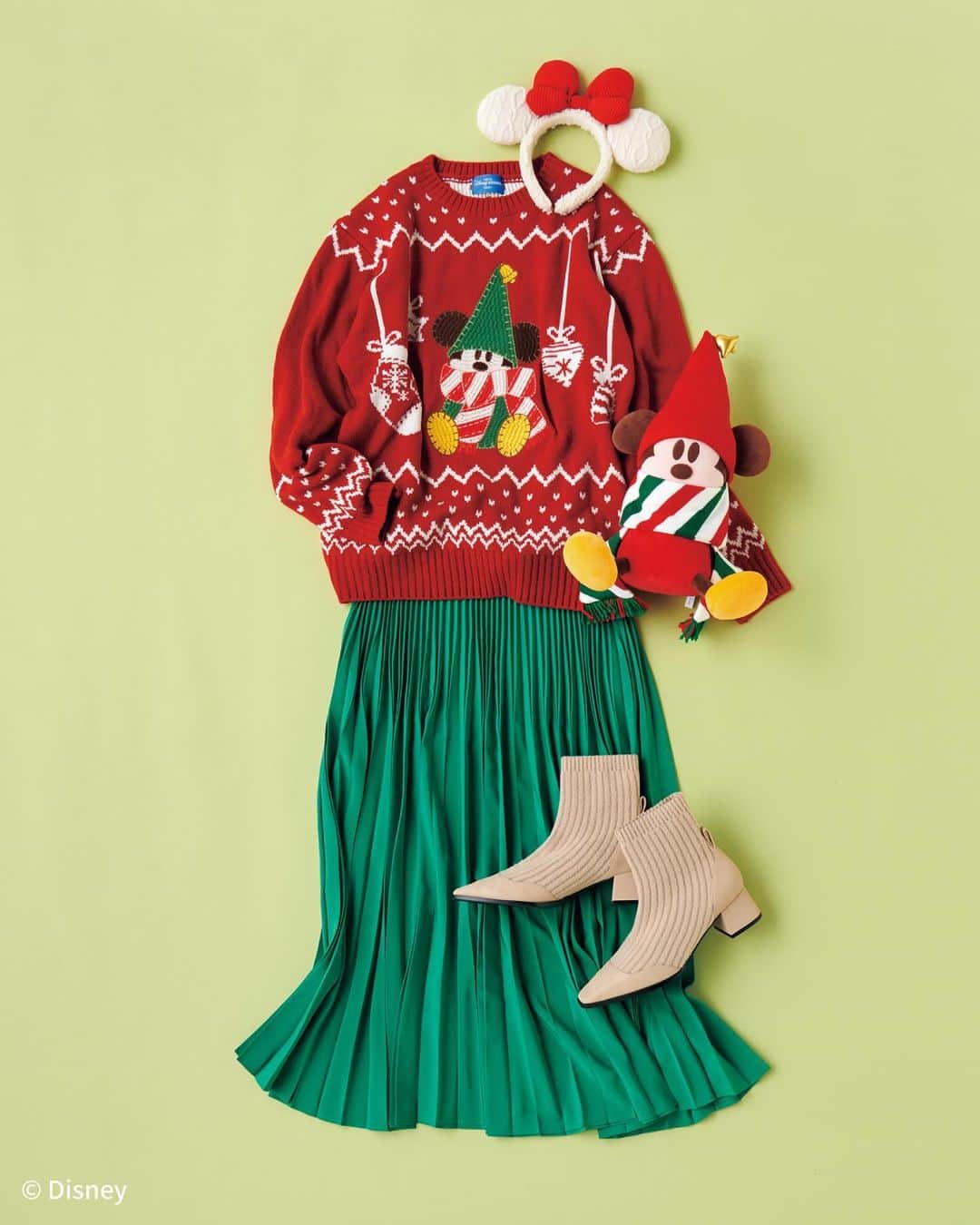 月刊ディズニーファン【公式】さんのインスタグラム写真 - (月刊ディズニーファン【公式】Instagram)「大好きなキャラクターをイメージしたコーディネートでパークをもっと楽しもう❣️ #ディズニーファン１月号 から、とっておきの#ディズニーバウンド コーデを紹介するね🪄✨   📷#クリスマス#バウンド 赤いセーターに緑のスカートを合わせたクリスマスにぴったりなコーデ🎄 #リルリンリン がとってもキュート💕   📷#ミッキー バウンド ミッキーの耳付きキャップとデニムのブルーがマッチ👖 赤い靴がポイントだよ❤️👟  📷#チップとデール バウンド 色違いの#おそろコーデ が可愛い❣️🐿️ 仲よしコンビで一緒に着て、思い出を作っちゃおう🌟  📷#ミニー バウンド シアー素材のトップスはドット柄でミニーをイメージ🎀 パークデートにもぴったりなコーデだよ💗   １月号では、#バウンドコーデ でパークを楽しむ方法やコツなども紹介しているのでぜひチェックしてみてね📝   #ディズニーファン1月号 に掲載の記事は、2023年11月13日時点の情報に基づいています。掲載した情報は、予告なく内容が変更、中止になる場合があります。  各情報の最新状況につきましては、誌面に掲載のお問い合わせ先にお問い合わせください。  東京ディズニーリゾートに関する情報は、 東京ディズニーリゾート・インフォメーションセンター 電話0570-00-8632　受付時間：10:00-15:00 （年中無休） （一部のIP電話・国際電話の方は045-330-5211）にお問い合わせください。  読者の皆様にはご迷惑をおかけいたしますが、何とぞご了承いただけますよう、お願い申し上げます。  #ディズニーファン #月刊ディズニーファン #disneyfan  #disney #ディズニー #tokyodisneyresort #tokyodisneyland #tokyodisneysea#東京ディズニーリゾート#東京ディズニーランド#東京ディズニーシー#disneybound #ディズニークリスマス #disneychristmas」12月11日 11時14分 - dfan_mag_official