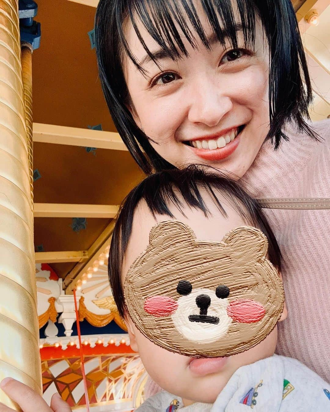 黛英里佳さんのインスタグラム写真 - (黛英里佳Instagram)「⁡ ⁡ おかげさまで息子、2歳になりました☺️✨ ⁡ ⁡ ということで、お祝いに初めての夢の国へ🐭💫🧡 ⁡ ⁡ この日の為に母は毎日InstagramやYouTubeでめちゃくちゃリサーチしてました😂 ⁡ ⁡ なにせ私も夫も行くのは本当に久しぶりで😂 ⁡ え、もう現地でチケット買えないの？ ファストパスないの？ ランドでもアルコール売ってるの？ え？え？ 浦島太郎状態😳 ⁡ ⁡ 元々リサーチ好きなので、子ども連れオススメのレストランやアトラクションも調べまくり、当日楽しむことができました〜🤗💕 ⁡ ⁡ ⁡ ⁡ 以下、突然ですがちょっとだけ子連れディズニーランドレポです笑🎀 ⁡ ⁡ ⁡ 我が家は10時半頃入場して シンデレラ城の前を5分くらい回ってくれるクラシックなオムニバスに乗り(すぐ乗れます) ビッグサンダーマウンテンの奥にあるキャンプ・ウッドチャック・キッチンでランチ🍗 ⁡ ↑ここは席も2階建てでたくさんあって、テラス席からは川も眺められるし、カヌーも通ったりして飽きないし、焼きおにぎりやポテト、人気のスモークチキンやチュロスもあって、大人も子どももいっぺんに楽しめるメニューがあるのでオススメです🥰 チキンもチュロスもまたワゴンに並ぶと長いし😂 頼まなかったけどビールもありました🤭 ⁡ ⁡ そしてキャッスルカルーセル、イッツアスモールワールドはほぼ待ち時間無しで乗れました(平日) ⁡ トゥーンタウンで遊びまわり、(ドナルドのボートのおうちが人気で息子もめっちゃ遊んでました✨) ⁡ ⁡ キャラメルポップコーンを食べた後お昼寝💤 ⁡ ベビーカーに置くと怒って起きるので、抱っこしたままトゥモローランドテラスに入って親も休憩☕️(フライドチキンバーガーが絶品です) ⁡ がっつり2時間寝て17時頃起きた頃はもう暗くなっていましたが、乗り物好きな息子の為にウエスタンリバー鉄道とジャングルクルーズへ🚢 ⁡ ⁡ 息子は楽しんでましたが、この２つはやはり昼間の方がいいですね😂 ⁡ 夜だとあまり景色が楽しめませんでした😂 ⁡ ⁡ 息子が寝ている間にスイートハートカフェでパンをたくさん買っておいたので、パンを齧りながらちょっとだけ夜のパレードを見て19時半頃パークを後にしました☺️ ⁡ ⁡ トイステーションで誕生日プレゼントに汽車ぽっぽのトミカを買い、初めての子連れディズニーでしたが息子も親も無理せずゆったり楽しく過ごすことができて、息子の成長を感じましたー☺️💕 ⁡ ⁡ あっキャストさんからもらえるお誕生日シールは剥がれやすいので、両面テープなど持って行って貼った方がいいと思います😂 息子は貼ったり剥がしたりを繰り返して粘着がなくなったので2回もらいに行きました💦 ⁡ ⁡ 息子がもう少し大きくなったらまた違う楽しみ方ができるかな☺️💕 ⁡ ⁡ それにしてもクリスマスの雰囲気も素敵だったー🎄🥰🧡 ⁡ ⁡ あー今度は海の方も行きたい💕 ⁡ ⁡ ⁡ ⁡ 乗り物、動物、お花が大好き🌼 夫に(顔も)似て優しく育ってくれている息子✨ このまますくすく元気に大きくなっていってほしいです☺️ ⁡ みなさま、いつも息子の成長を見守ってくださってありがとうございます☺️💕 ⁡ ⁡ #こないだ産んだと思ったら #もう2歳だってよ #親の体力が追いつかない #2歳 #誕生日 #子連れディズニー」12月11日 11時15分 - erikamayuzumi_official