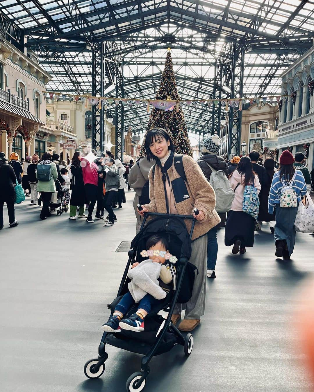 黛英里佳のインスタグラム：「⁡ ⁡ おかげさまで息子、2歳になりました☺️✨ ⁡ ⁡ ということで、お祝いに初めての夢の国へ🐭💫🧡 ⁡ ⁡ この日の為に母は毎日InstagramやYouTubeでめちゃくちゃリサーチしてました😂 ⁡ ⁡ なにせ私も夫も行くのは本当に久しぶりで😂 ⁡ え、もう現地でチケット買えないの？ ファストパスないの？ ランドでもアルコール売ってるの？ え？え？ 浦島太郎状態😳 ⁡ ⁡ 元々リサーチ好きなので、子ども連れオススメのレストランやアトラクションも調べまくり、当日楽しむことができました〜🤗💕 ⁡ ⁡ ⁡ ⁡ 以下、突然ですがちょっとだけ子連れディズニーランドレポです笑🎀 ⁡ ⁡ ⁡ 我が家は10時半頃入場して シンデレラ城の前を5分くらい回ってくれるクラシックなオムニバスに乗り(すぐ乗れます) ビッグサンダーマウンテンの奥にあるキャンプ・ウッドチャック・キッチンでランチ🍗 ⁡ ↑ここは席も2階建てでたくさんあって、テラス席からは川も眺められるし、カヌーも通ったりして飽きないし、焼きおにぎりやポテト、人気のスモークチキンやチュロスもあって、大人も子どももいっぺんに楽しめるメニューがあるのでオススメです🥰 チキンもチュロスもまたワゴンに並ぶと長いし😂 頼まなかったけどビールもありました🤭 ⁡ ⁡ そしてキャッスルカルーセル、イッツアスモールワールドはほぼ待ち時間無しで乗れました(平日) ⁡ トゥーンタウンで遊びまわり、(ドナルドのボートのおうちが人気で息子もめっちゃ遊んでました✨) ⁡ ⁡ キャラメルポップコーンを食べた後お昼寝💤 ⁡ ベビーカーに置くと怒って起きるので、抱っこしたままトゥモローランドテラスに入って親も休憩☕️(フライドチキンバーガーが絶品です) ⁡ がっつり2時間寝て17時頃起きた頃はもう暗くなっていましたが、乗り物好きな息子の為にウエスタンリバー鉄道とジャングルクルーズへ🚢 ⁡ ⁡ 息子は楽しんでましたが、この２つはやはり昼間の方がいいですね😂 ⁡ 夜だとあまり景色が楽しめませんでした😂 ⁡ ⁡ 息子が寝ている間にスイートハートカフェでパンをたくさん買っておいたので、パンを齧りながらちょっとだけ夜のパレードを見て19時半頃パークを後にしました☺️ ⁡ ⁡ トイステーションで誕生日プレゼントに汽車ぽっぽのトミカを買い、初めての子連れディズニーでしたが息子も親も無理せずゆったり楽しく過ごすことができて、息子の成長を感じましたー☺️💕 ⁡ ⁡ あっキャストさんからもらえるお誕生日シールは剥がれやすいので、両面テープなど持って行って貼った方がいいと思います😂 息子は貼ったり剥がしたりを繰り返して粘着がなくなったので2回もらいに行きました💦 ⁡ ⁡ 息子がもう少し大きくなったらまた違う楽しみ方ができるかな☺️💕 ⁡ ⁡ それにしてもクリスマスの雰囲気も素敵だったー🎄🥰🧡 ⁡ ⁡ あー今度は海の方も行きたい💕 ⁡ ⁡ ⁡ ⁡ 乗り物、動物、お花が大好き🌼 夫に(顔も)似て優しく育ってくれている息子✨ このまますくすく元気に大きくなっていってほしいです☺️ ⁡ みなさま、いつも息子の成長を見守ってくださってありがとうございます☺️💕 ⁡ ⁡ #こないだ産んだと思ったら #もう2歳だってよ #親の体力が追いつかない #2歳 #誕生日 #子連れディズニー」