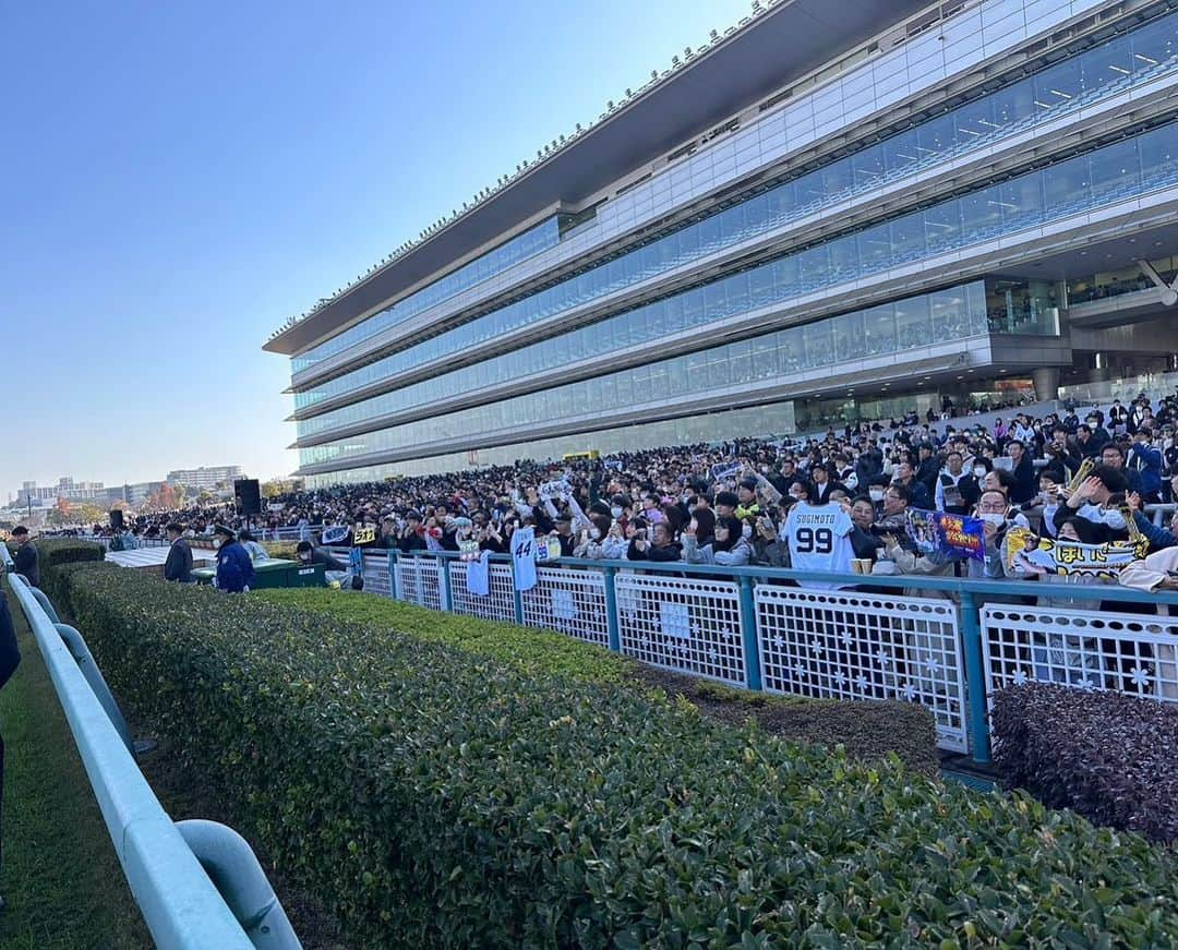 杉本裕太郎さんのインスタグラム写真 - (杉本裕太郎Instagram)「昨日頓宮と競馬のイベント行ってきました🐎 初めて競馬場めっちゃ楽しかったです🐎 メインレースの予想は外れたんですけど、また行きたいと思いました🐎 #キャットファイト #次は有馬記念予想します #おすすめの馬教えてください」12月11日 11時29分 - 99tarosu345