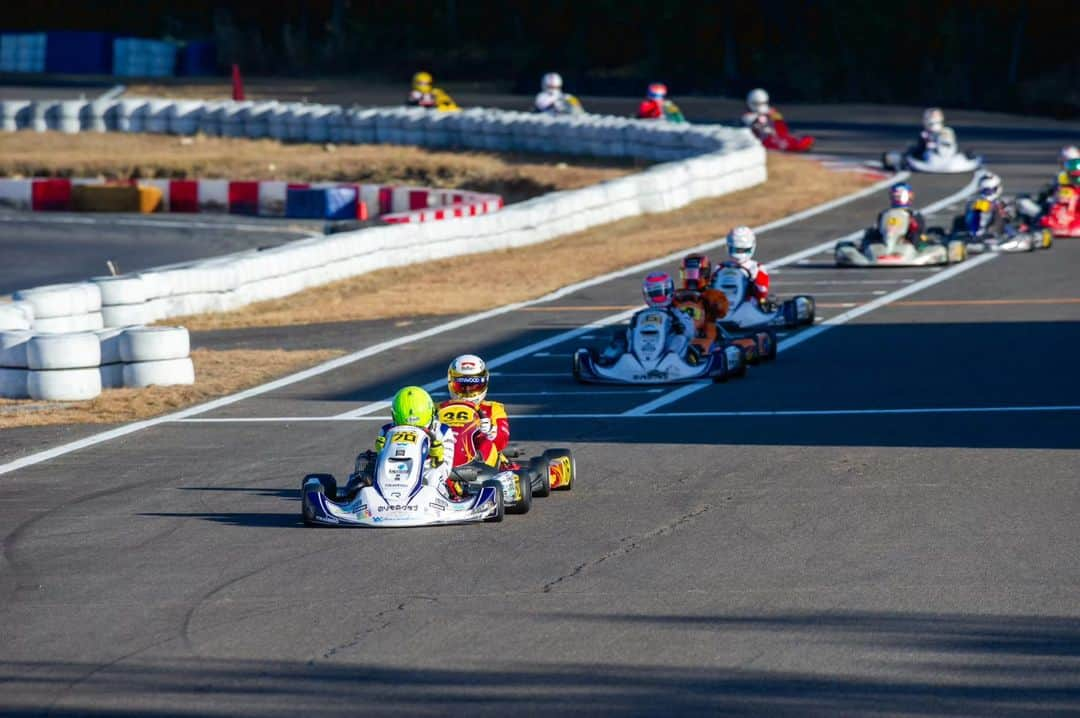 吉田広樹さんのインスタグラム写真 - (吉田広樹Instagram)「今年最後のレースは YAMAHA SS FINAL CUPでした🏁🏎️  SSSクラスでしたが初表彰台🥈 しかも #のりものクラブ で表彰台を独占出来たのも初めてです🙌  6グループに別れての総当たり予選ヒートではSSとの混走のため 速くて上手な選手に揉まれながら勉強出来ました😂  決勝はSSSだけでの走行になりましたが、 チームメンバーやS耐では一緒にチャンピオンを取った @manabu_yamazaki 選手ともバトルが出来て楽しめました😁  次の目標はなおに勝つこと😜  チームの皆さん、オフィシャルの皆さん メカをしてくれた @yuto_nozawa ありがとうございました‼️  #カート #KART」12月11日 11時29分 - hiroki44da