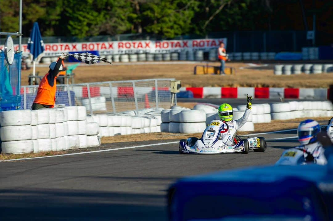 吉田広樹さんのインスタグラム写真 - (吉田広樹Instagram)「今年最後のレースは YAMAHA SS FINAL CUPでした🏁🏎️  SSSクラスでしたが初表彰台🥈 しかも #のりものクラブ で表彰台を独占出来たのも初めてです🙌  6グループに別れての総当たり予選ヒートではSSとの混走のため 速くて上手な選手に揉まれながら勉強出来ました😂  決勝はSSSだけでの走行になりましたが、 チームメンバーやS耐では一緒にチャンピオンを取った @manabu_yamazaki 選手ともバトルが出来て楽しめました😁  次の目標はなおに勝つこと😜  チームの皆さん、オフィシャルの皆さん メカをしてくれた @yuto_nozawa ありがとうございました‼️  #カート #KART」12月11日 11時29分 - hiroki44da