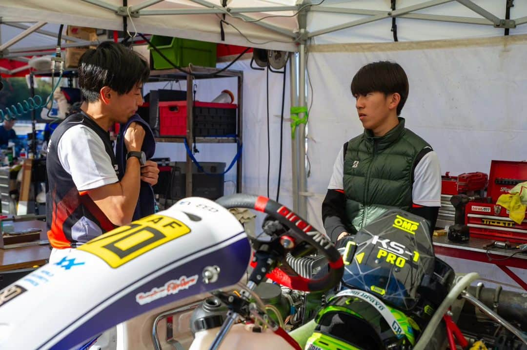 吉田広樹さんのインスタグラム写真 - (吉田広樹Instagram)「今年最後のレースは YAMAHA SS FINAL CUPでした🏁🏎️  SSSクラスでしたが初表彰台🥈 しかも #のりものクラブ で表彰台を独占出来たのも初めてです🙌  6グループに別れての総当たり予選ヒートではSSとの混走のため 速くて上手な選手に揉まれながら勉強出来ました😂  決勝はSSSだけでの走行になりましたが、 チームメンバーやS耐では一緒にチャンピオンを取った @manabu_yamazaki 選手ともバトルが出来て楽しめました😁  次の目標はなおに勝つこと😜  チームの皆さん、オフィシャルの皆さん メカをしてくれた @yuto_nozawa ありがとうございました‼️  #カート #KART」12月11日 11時29分 - hiroki44da