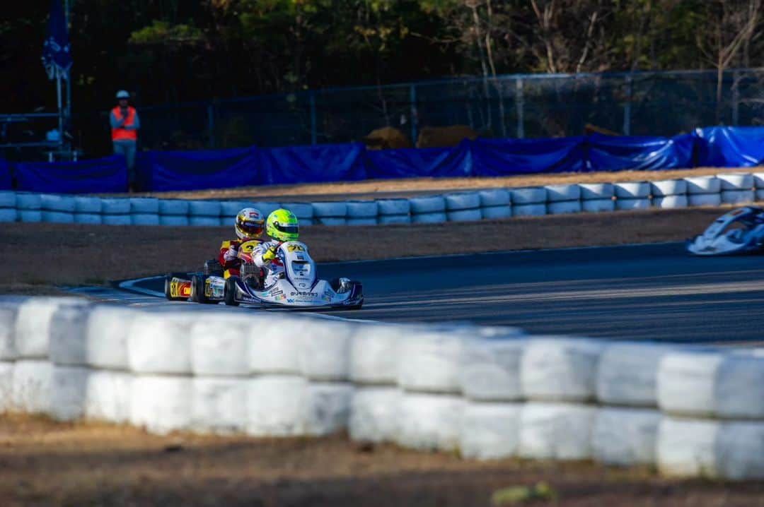 吉田広樹さんのインスタグラム写真 - (吉田広樹Instagram)「今年最後のレースは YAMAHA SS FINAL CUPでした🏁🏎️  SSSクラスでしたが初表彰台🥈 しかも #のりものクラブ で表彰台を独占出来たのも初めてです🙌  6グループに別れての総当たり予選ヒートではSSとの混走のため 速くて上手な選手に揉まれながら勉強出来ました😂  決勝はSSSだけでの走行になりましたが、 チームメンバーやS耐では一緒にチャンピオンを取った @manabu_yamazaki 選手ともバトルが出来て楽しめました😁  次の目標はなおに勝つこと😜  チームの皆さん、オフィシャルの皆さん メカをしてくれた @yuto_nozawa ありがとうございました‼️  #カート #KART」12月11日 11時29分 - hiroki44da