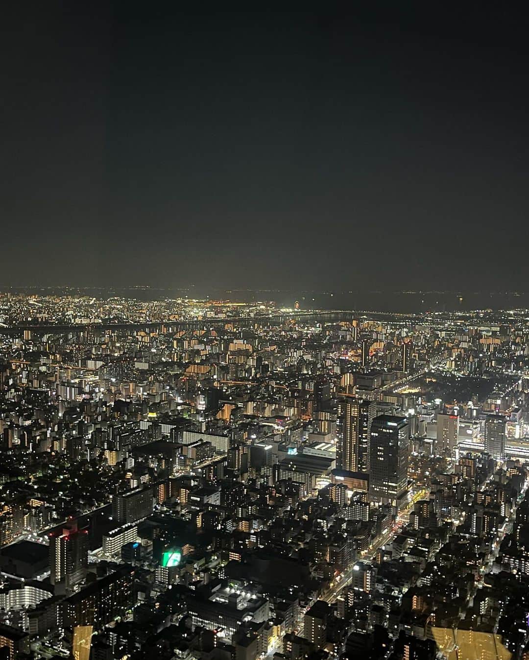 松本大志さんのインスタグラム写真 - (松本大志Instagram)「そういえば先日人生で初めてスカイツリーの上の方まで行きました笑 高所恐怖症の自分にとっては下見るのが怖すぎましたがとても綺麗で水平線まで見えて感動しました  東京に来て13年。もう少しで地元で過ごした時間も追い越しそうです。 さてここからどうなるか。自分でも分かりません。どういう人生になっていくのか今から楽しみです😊  上京して少しづつ大人になれてるのかな😂 これからも引き続き頑張ろう！そう思えた日になりました✨  クリスマスマーケットもやっていましたがカップルだらけですぐ逃げましたw  #東京スカイツリー  #夜景」12月11日 11時30分 - taishi_ma