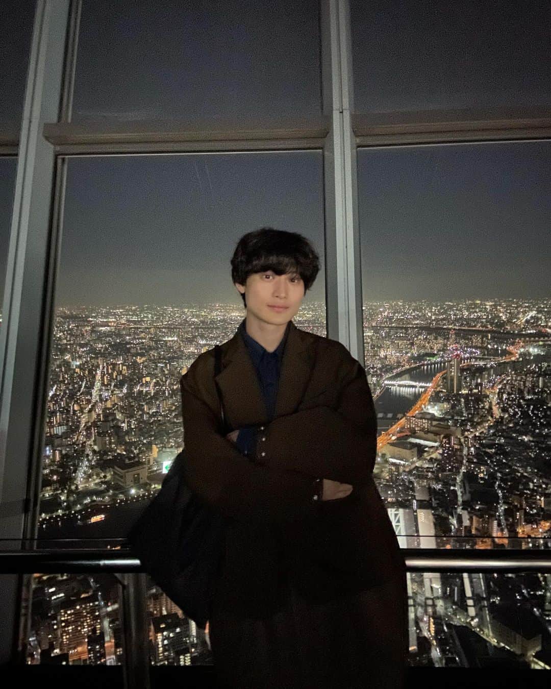 松本大志さんのインスタグラム写真 - (松本大志Instagram)「そういえば先日人生で初めてスカイツリーの上の方まで行きました笑 高所恐怖症の自分にとっては下見るのが怖すぎましたがとても綺麗で水平線まで見えて感動しました  東京に来て13年。もう少しで地元で過ごした時間も追い越しそうです。 さてここからどうなるか。自分でも分かりません。どういう人生になっていくのか今から楽しみです😊  上京して少しづつ大人になれてるのかな😂 これからも引き続き頑張ろう！そう思えた日になりました✨  クリスマスマーケットもやっていましたがカップルだらけですぐ逃げましたw  #東京スカイツリー  #夜景」12月11日 11時30分 - taishi_ma