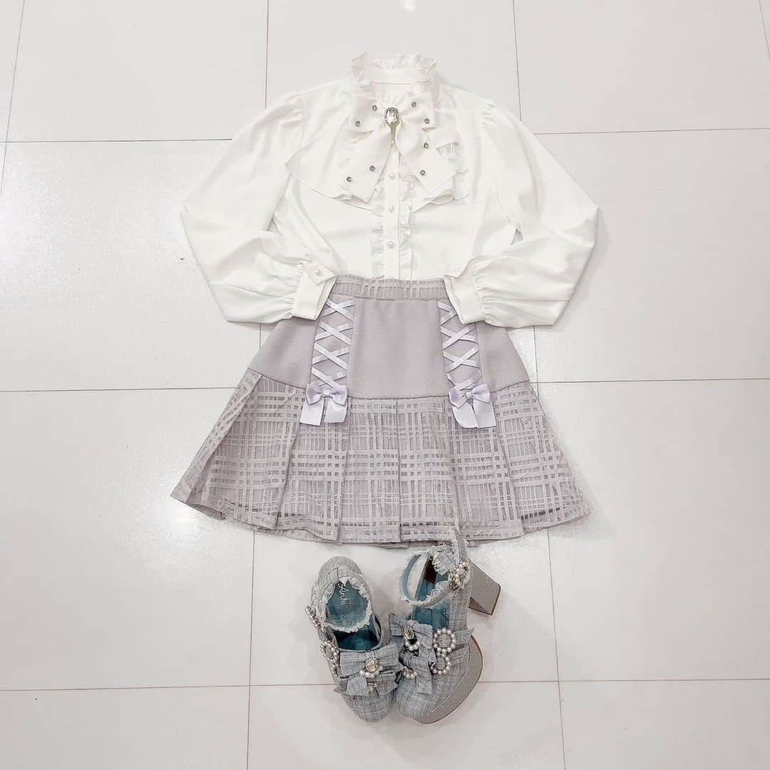 Ank Rougeさんのインスタグラム写真 - (Ank RougeInstagram)「【 🎀 New arrival 🎀 】  ♡ バックスピンドルセーラージャケット ♡ スピンドルレース重ねプリーツスカート ♡ ストーンリボンゴシックブラウス  Ank Rouge店舗今週入荷✨」12月11日 11時25分 - ankrouge_official