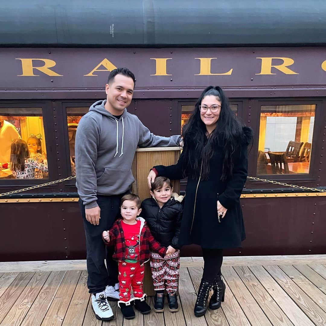 ディーナ・ニコール・コルテーゼのインスタグラム：「Love this time of year and love making memories with these boys 🚂 🎄there’s no other place I’d rather be ❤️」