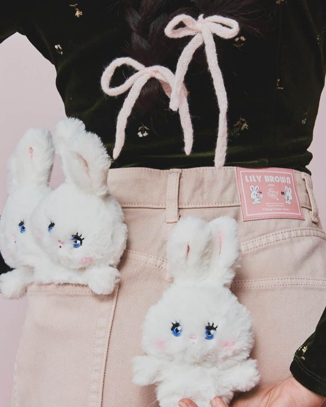 Lily Brownさんのインスタグラム写真 - (Lily BrownInstagram)「_  - LILY BROWN×foxy illustrations -  USAGI ONLINE限定🐰💘  ウサギオンラインの10周年を記念して、 オシャレを楽しむ、キュートで ちょっぴりセクシーな女の子を描く 【foxy illustrations】とのコラボレーションが実現！  メイクアップに夢中なバニー刺繍のシャツや ビジューをたっぷり散りばめたデニムをラインアップ。 12/12(火)より【ウサギオンラインにて】限定販売スタート！  是非ご覧ください♡  #lilybrown #リリーブラウン #usagionline #ウサギオンライン #foxy #foxyillustrations」12月11日 11時26分 - lily_brown_official