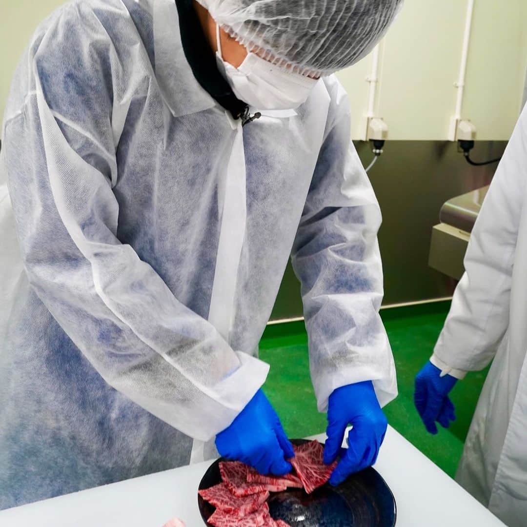 中丸雄一さんのインスタグラム写真 - (中丸雄一Instagram)「滋賀県で日本最古といわれるブランド牛、近江牛を発掘調査した。  切り方で肉の美味しさが変わるか実験したが、完全に食感に差があり印象が異なった。最強クラスに美味しい肉なので、これは特別な日に食べたい。」12月11日 11時31分 - y_nakamaru_94