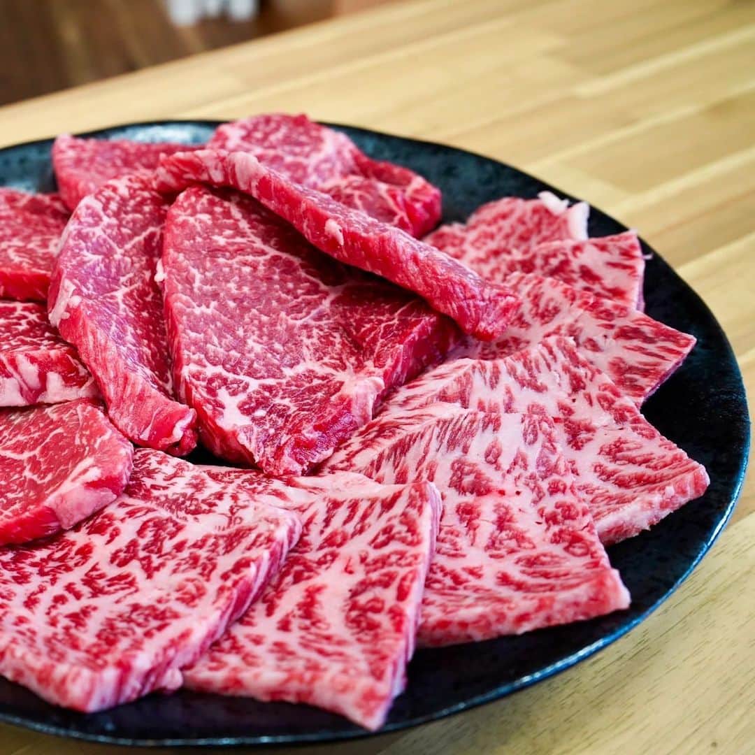 中丸雄一のインスタグラム：「滋賀県で日本最古といわれるブランド牛、近江牛を発掘調査した。  切り方で肉の美味しさが変わるか実験したが、完全に食感に差があり印象が異なった。最強クラスに美味しい肉なので、これは特別な日に食べたい。」
