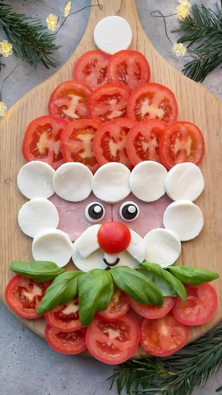 Sharing Healthy Snack Ideasのインスタグラム：「Smiling Santa Caprese 🎅🏻 by @foodbites  With mozzarella, tomato and basil. Drizzle with some olive oil, balsamic glaze and sea salt and serve with your favorite crostini og as a delicious side salad.   For the full instructions, head to my website and type ‘Smiling Santa Caprese’. Link in bio.  #christmasvibes #festivefood #foodart #christmasparty #beautifulcuisines #caprese」