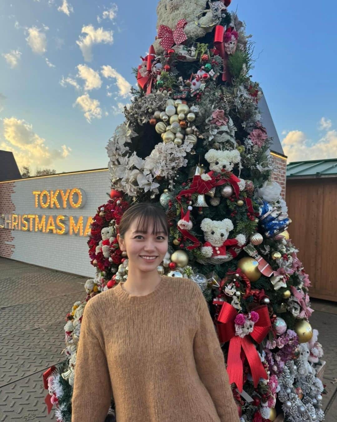 工藤綾乃のインスタグラム：「@tokyochristmas に行ってきたよ🫰🏻  まだ暖かいから冬の実感があまりないけど、 クリスマスツリーを見ると一気に年の瀬を感じます！ 素敵な1週間をお過ごしくださいっ #今年は明治神宮外苑でクリスマスマーケット  #pr」