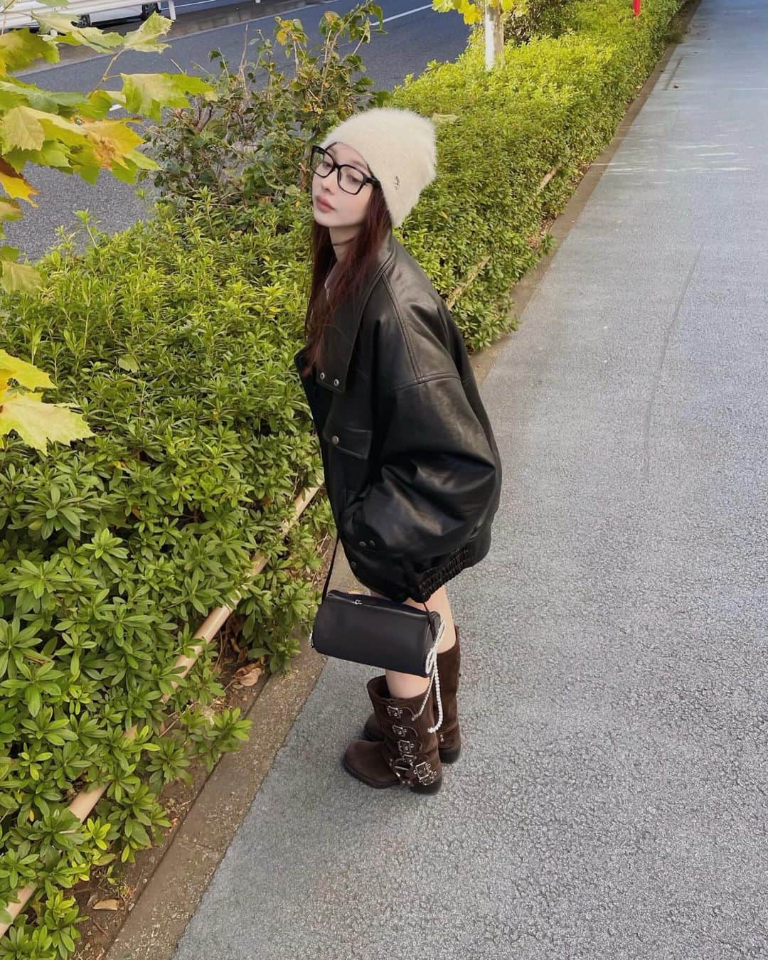 西もなかのインスタグラム：「投稿削除されちゃったのでもっかい、、⠀ 晴れてて嬉しい日の私服⠀ ⠀ ブルゾン可愛いくてお気に入り♡⠀ ビジューバッグ、秋冬はナイロン大活躍♡」