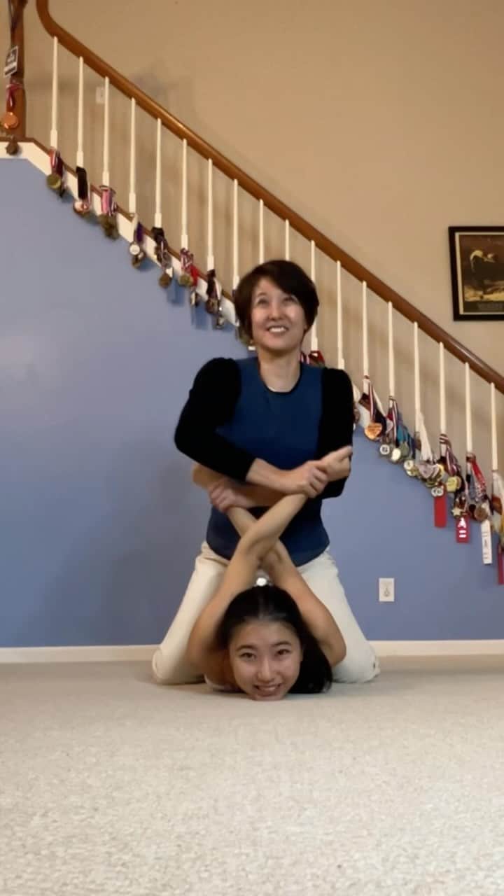 篠原枝令菜のインスタグラム：「Shoulder stretches with mommy @nancyshinohara we’ve been doing this since I was probably like 7 lol   #flexibility #momanddaughter #family #rhythmicgymnastics」