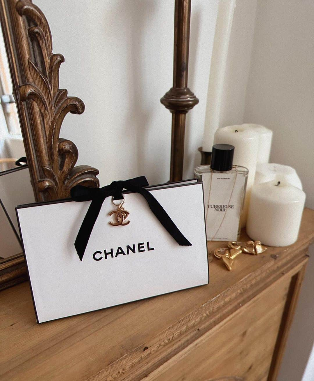 puinpiさんのインスタグラム写真 - (puinpiInstagram)「🎄♡  CHANELのホリデーラッピングに 今回かわいいチャームがつくと友達から聞いて…  すぐ買いに行ってきた←  何回も免税店で買おうとしても売り切れてたハイライトを ついにゲットしまして…  涙袋にもつかいたいなと♡♡  チャーム3種類から選べたよ🦦  #CHANEL#シャネル #クリスマスプレゼント #ハイライト#プードゥルルミエール」12月11日 11時44分 - puinpi