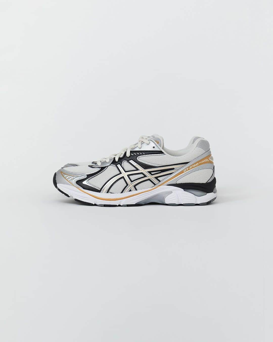 SHIPSのインスタグラム：「@ships_men_official @ships_women_official  NEW ARRIVAL  ASICS GT-2160 ¥15,400(inc. tax) 115-43-1215 MEN  SIZE (cm)：26 / 27 / 28 / 29 WOMEN SIZE (cm)：23 / 23.5 / 24 / 24.5 / 25  COLOR：CREAM / PURE SILVER MEN 販売店舗：渋谷店 / 新宿フラッグス店 / グランフロント大阪店 / 広島店 / SHIPS 公式オンラインショップ WOMEN 販売店舗：新宿フラッグス店 / 池袋パルコ店 / 名古屋ラシック店 / なんばパークス店 / グランフロント大阪店 発売日：2023年12月14日(木) ※SHIPS公式オンラインショップは2023年12月14日(木)10:00より発売  〈ASICS〉より、GT-2160シリーズの新色カラーをSHIPS各店、及びSHIPS 公式オンラインショップにて12月14日（木）より発売いたします。  GT-2160は、2010年代前半に発売されたGT-2000シリーズの機能的なデザインランゲージを踏襲して開発されたスニーカーです。  このスニーカーは、ヘリテージシューズに見られる象徴的なデザインランゲージはそのままに、なめらかな美しさや前足部の波状の意匠などの当時も主要であった特徴を再現しています。  また、ソールにセグメント構造を採用し、GELテクノロジーを搭載するなど、2010年代から影響を受けたディテールを取り入れています。この組み合わが高度なクッション性を備え、更に工業的な美しさを生み出しています。  【ASICS】（アシックス）  アシックスは、1949年に創業者・鬼塚八郎がスポーツによる青少年の育成を通じて社会の発展に貢献することを志して興した会社です。 創業哲学に「健全な身体に健全な精神があれかし」を掲げ、世界中のすべての人々の心身の健康に貢献する製品やサービスを提供しています。 人間の運動動作に着目・分析し、独自に開発した素材や構造・技術を用いることで、アスリートだけではなく、世界の人々の可能性を最大限に引き出す技術・製品・サービスを生み出すことに努めています。 将来ありたい姿を表した「VISION2030」では、「誰もが一生涯、運動・スポーツを通じて心も体も満たされるライフスタイルを創造する」ことを目指す姿として掲げています。  #ships #shipsmen #asics #asicsgel #asicsgt2160 #gt2160 #sneaker #kicks #23fw #shipshappyholidays #シップス #シップスメン #アシックス #アシックスgt2160 #スニーカー」