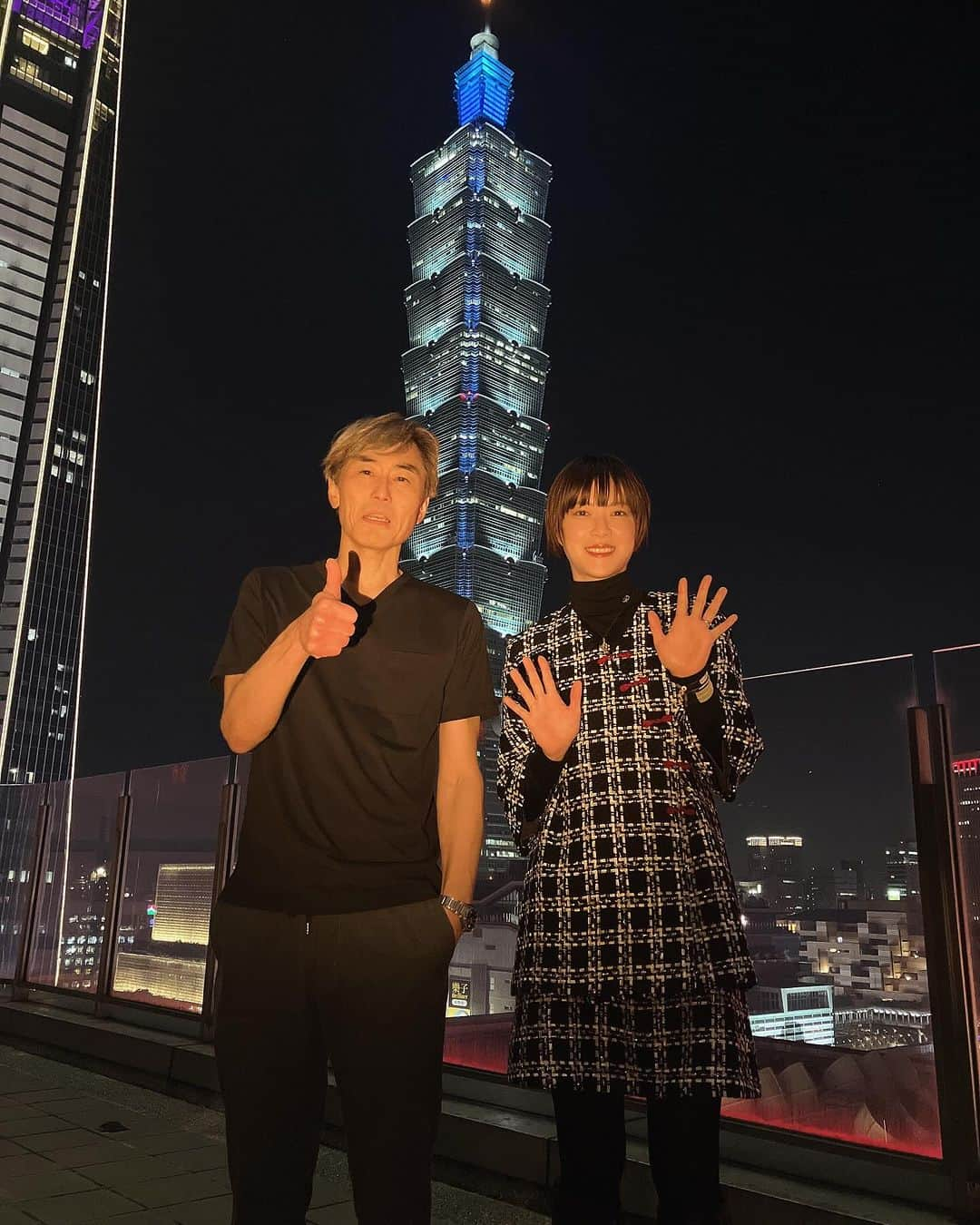 上野樹里さんのインスタグラム写真 - (上野樹里Instagram)「in🇹🇼台湾  101 tower🗼  舞台挨拶直前✌️✌️  衣装は台湾イメージで尾州の残布ツィードでアップサイクルで手作りの一点物。  w/ #熊澤尚人  #隣人X疑惑の彼女 tuikauri」12月11日 11時49分 - _juri_art_