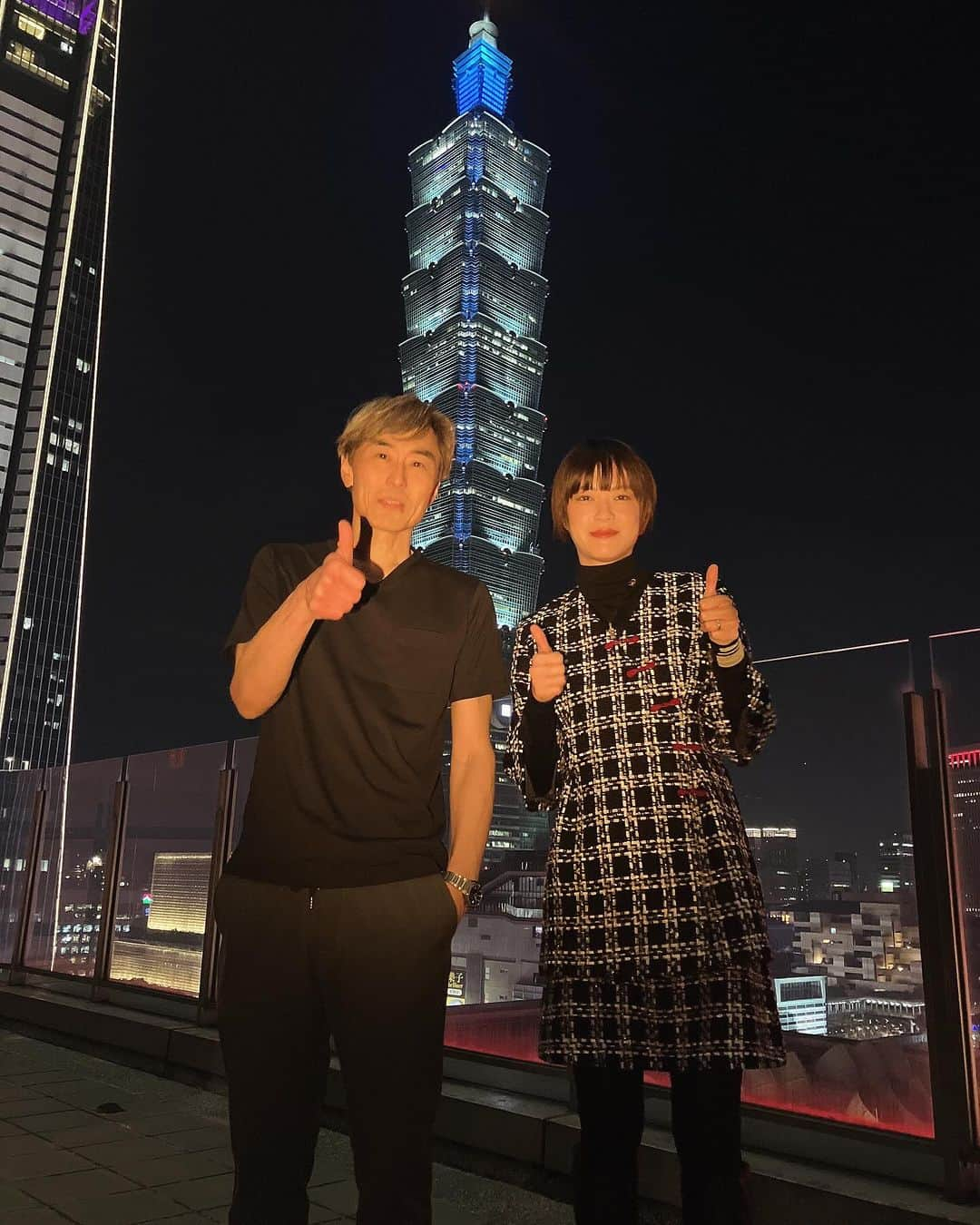 上野樹里さんのインスタグラム写真 - (上野樹里Instagram)「in🇹🇼台湾  101 tower🗼  舞台挨拶直前✌️✌️  衣装は台湾イメージで尾州の残布ツィードでアップサイクルで手作りの一点物。  w/ #熊澤尚人  #隣人X疑惑の彼女 tuikauri」12月11日 11時49分 - _juri_art_