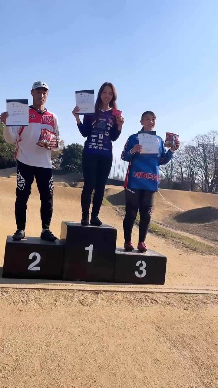 飯端美樹のインスタグラム：「KBUシリーズ最終戦 優勝しました🏆  数年前から、関西BMX競技連盟の定期戦でのみ 30over mixクラスで男性ライダー達と戦ってきて やっと、やっと初優勝できました🙌🏽  最終コーナーまで２位でしたが、最後まで粘った結果、数センチの差で勝てて、嬉しすぎる✨ 今年最後のレースを優勝で終えれて、最高のシーズン締めくくりになりました🌈  戦って頂いたみなさん、スタッフの方々、一年本当にありがとうございました⭐️」