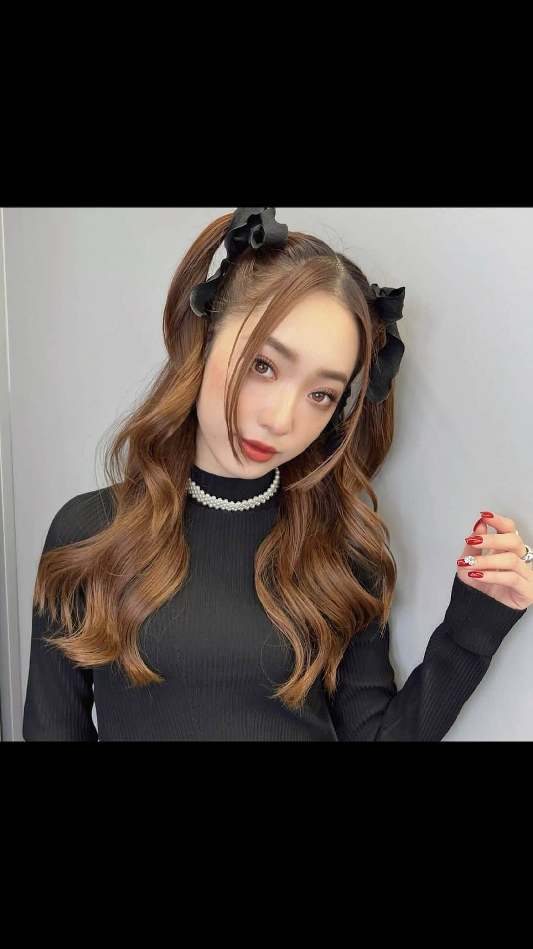 NOBU/渋谷店のインスタグラム：「• Dyson Corrale™ヘアアイロン 使用！ 美容師が教える簡単クリスマスヘアスタイリング . . ⚫︎自宅で簡単に、サロンで仕上げたよ うなツヤめく髪に。 カールもストレートも一台で。 ⚫︎コードを気にすることなく、どこでも 簡単にスタイリング . . @dysonhair_jp  . . #PR #ダイソンコラール #ダイソンビューティー #ダメージ半分でツヤ髪に #dyson #dysonhair」