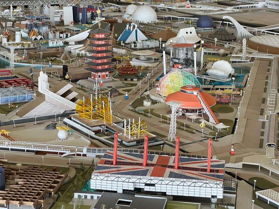 青木俊直さんのインスタグラム写真 - (青木俊直Instagram)「阪急電車からのEXPO70仕様大阪モノレールからの太陽の塔からのEXPO70パビリオンからの初代の金の顔からのEXPO70ペーパークラフト」12月11日 12時01分 - aoki818