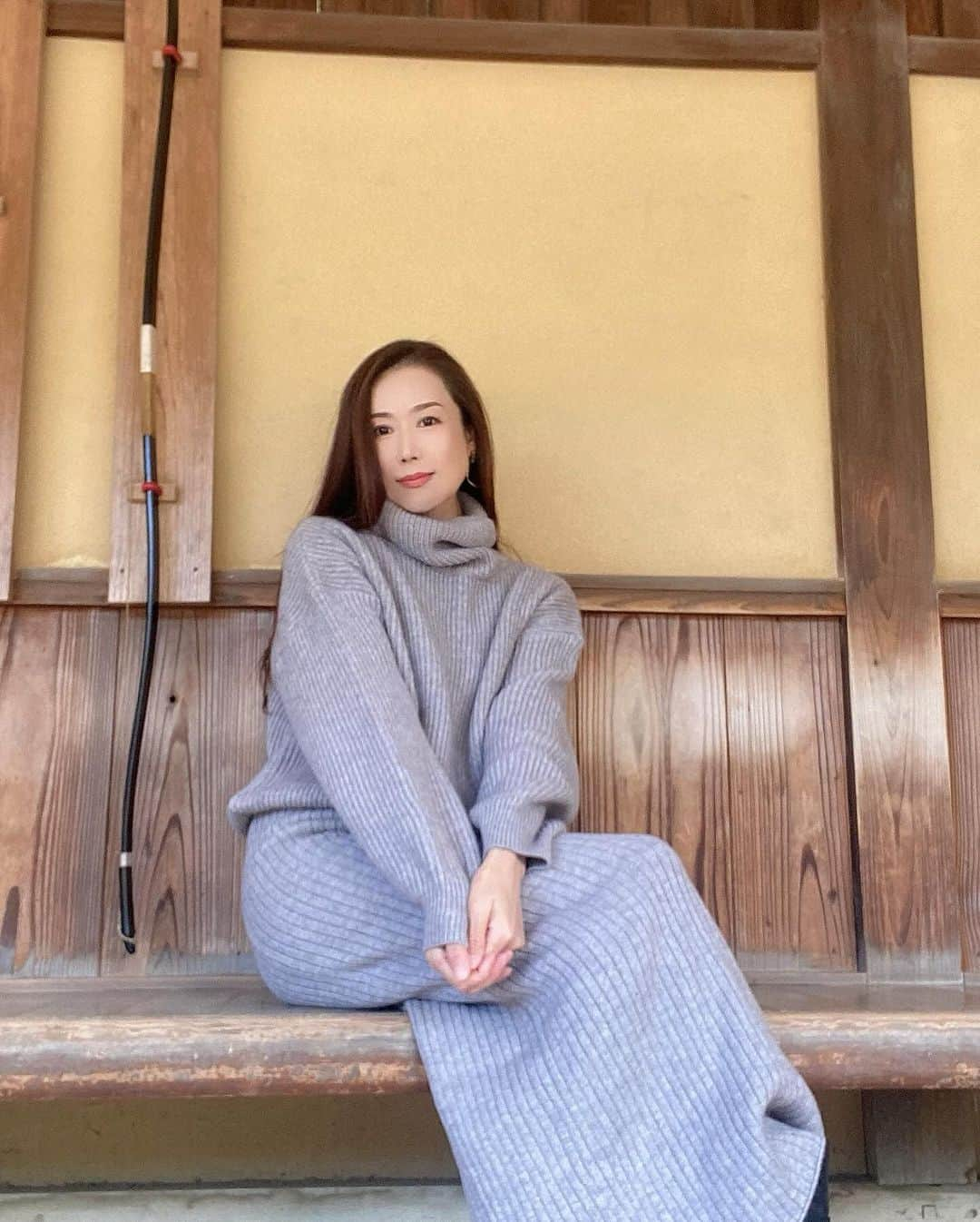 RURIKOさんのインスタグラム写真 - (RURIKOInstagram)「今日、レッスンに このニットのセットアップを 着て行ったの🧘 そうしたら、「お洒落なのに、 着替えやすそうでいいですね❤︎」 って言われました☺️  私のように、 日頃から着替えの多い方は、 首が詰まってなくて、 ファスナーのないお洋服は、 絶対便利なアイテム。  このスカート、ちょっとフィット感も良く、 バックスリットが深めで可愛いの❤︎  こんなブーツは歩きやすいので、 歩く日にはいいよね👢✨  @shein_japan  『試すたび、好きが見つかる❤︎ 届くたび、好きが増えてく❤︎』  ☑️SHEIN Essnce タートルネック、ドロップショルダーセーター＆ スプリットヘム ニットスカート S size Sz2308100442713011  ☑️ブラック バックルのディテール チャンキーヒール ブーツ SX2112200011510740  サイズ感の参考までに✨ 私、 身長170 am 体重52kg ぐらいです❤︎  クーポンコード➡️ EBSJP238  使わないと勿体無い❤︎ 12/31まで、 お買い上げ金額 1~5,999円までは15%OFF, 6000円以上は20%OFFになるので、 是非お得にゲットしてね♪   #ニット#ニットコーデ #ニットセットアップ#大人コーデ #グレーコーデ #ブーツ#チャンキーヒール #スタイルアップ #ヘビロテ #SHEIN冬の感謝祭 #SHEIN #SHEINforAll #SHEINGoodFinds #loveshein #saveinstyle #PR」12月11日 12時01分 - rurico37