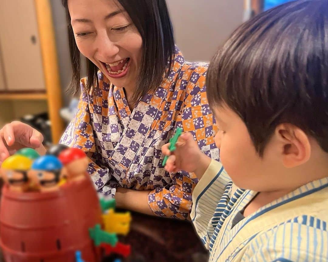 大湯みほさんのインスタグラム写真 - (大湯みほInstagram)「………  一泊２日✨で秋の紅葉🍁を楽しむ 熱海へ家族で旅行へ  ホテルでは、黒ひげ☠️危機一髪❗️にどハマりした👶坊や。笑  浴衣が👘がブカブカなのも、今のうちなんだろなぁ〜✨  またゆっくりと写真アップします🙋‍♀️」12月11日 12時01分 - nukazukemiho0320