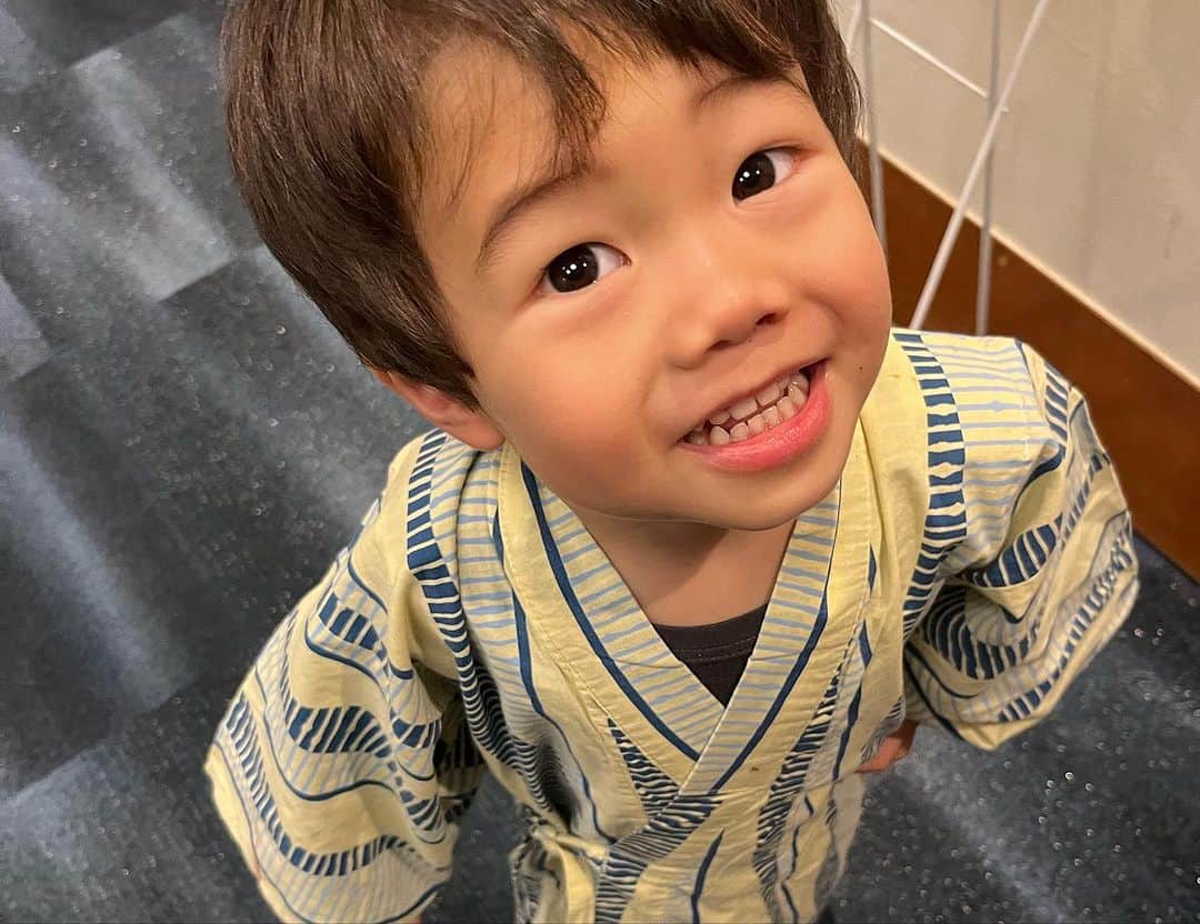大湯みほさんのインスタグラム写真 - (大湯みほInstagram)「………  一泊２日✨で秋の紅葉🍁を楽しむ 熱海へ家族で旅行へ  ホテルでは、黒ひげ☠️危機一髪❗️にどハマりした👶坊や。笑  浴衣が👘がブカブカなのも、今のうちなんだろなぁ〜✨  またゆっくりと写真アップします🙋‍♀️」12月11日 12時01分 - nukazukemiho0320