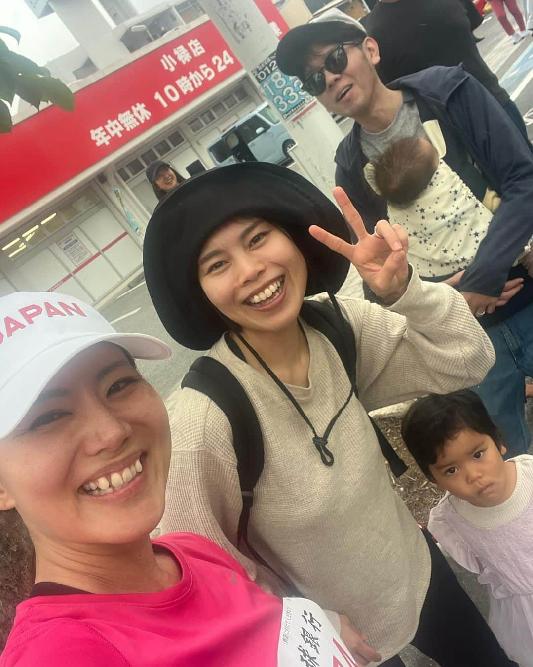 長嶺菜菜子さんのインスタグラム写真 - (長嶺菜菜子Instagram)「⁡ 那覇マラソン完走🏃‍♀️🎖️ ⁡ 今回はありがとうが溢れるマラソンだったな ⁡ 子供からおじーおばーまで 見ず知らずのランナーを応援してくれて おにぎりや黒糖やバナナやみかんを提供してくれる ⁡ ボランティアの高校生や大人も ただ、ただ応援してくれる ⁡ 頑張ってください！ お疲れさまです！ あと少しです！ 完走できます！ ⁡ って言ってくれて。 ⁡ なんっの見返りもない本当にGive精神  レース序盤から足が重くなって 本当に完走できるか途中、不安でしかなかった  だから本当に本当に、沿道の応援や 食料や飲み物の提供がなかったら まじで完走できていない ⁡ 無条件で応援してくれて そこに愛を感じて、走りながら 何度も何度も涙ぐんだ ⁡ なんて素敵なんだろう なんて愛ある人たちだろう なんって素晴らしい空間なんだろう ⁡ ありがたいなぁ ってしみじみ感じてた😌 ⁡ 今回のマラソンは そういう価値があることに気づけた💓 ⁡ 最高の5時間50分のマラソンだった ⁡ （もう2度とフルマラソンは走らんけどさ） ⁡ 次は2024年のトライアスロンに向けての練習だ！！ ⁡ #那覇マラソン  #フルマラソン #マラソン  #フルマラソン完走 #感謝しかない  #トライアスロン挑戦」12月11日 12時13分 - na7co0422