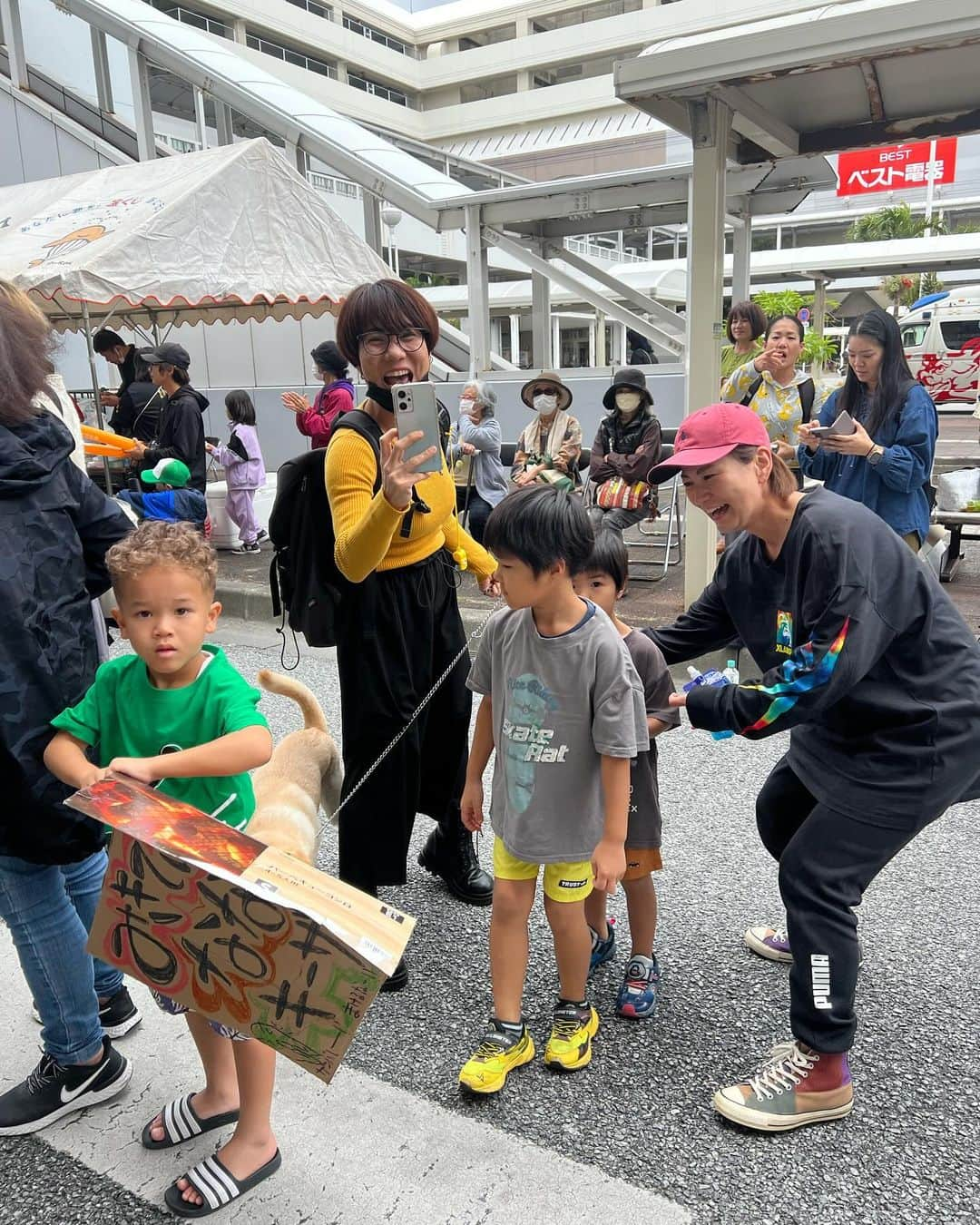 長嶺菜菜子さんのインスタグラム写真 - (長嶺菜菜子Instagram)「⁡ 那覇マラソン完走🏃‍♀️🎖️ ⁡ 今回はありがとうが溢れるマラソンだったな ⁡ 子供からおじーおばーまで 見ず知らずのランナーを応援してくれて おにぎりや黒糖やバナナやみかんを提供してくれる ⁡ ボランティアの高校生や大人も ただ、ただ応援してくれる ⁡ 頑張ってください！ お疲れさまです！ あと少しです！ 完走できます！ ⁡ って言ってくれて。 ⁡ なんっの見返りもない本当にGive精神  レース序盤から足が重くなって 本当に完走できるか途中、不安でしかなかった  だから本当に本当に、沿道の応援や 食料や飲み物の提供がなかったら まじで完走できていない ⁡ 無条件で応援してくれて そこに愛を感じて、走りながら 何度も何度も涙ぐんだ ⁡ なんて素敵なんだろう なんて愛ある人たちだろう なんって素晴らしい空間なんだろう ⁡ ありがたいなぁ ってしみじみ感じてた😌 ⁡ 今回のマラソンは そういう価値があることに気づけた💓 ⁡ 最高の5時間50分のマラソンだった ⁡ （もう2度とフルマラソンは走らんけどさ） ⁡ 次は2024年のトライアスロンに向けての練習だ！！ ⁡ #那覇マラソン  #フルマラソン #マラソン  #フルマラソン完走 #感謝しかない  #トライアスロン挑戦」12月11日 12時13分 - na7co0422