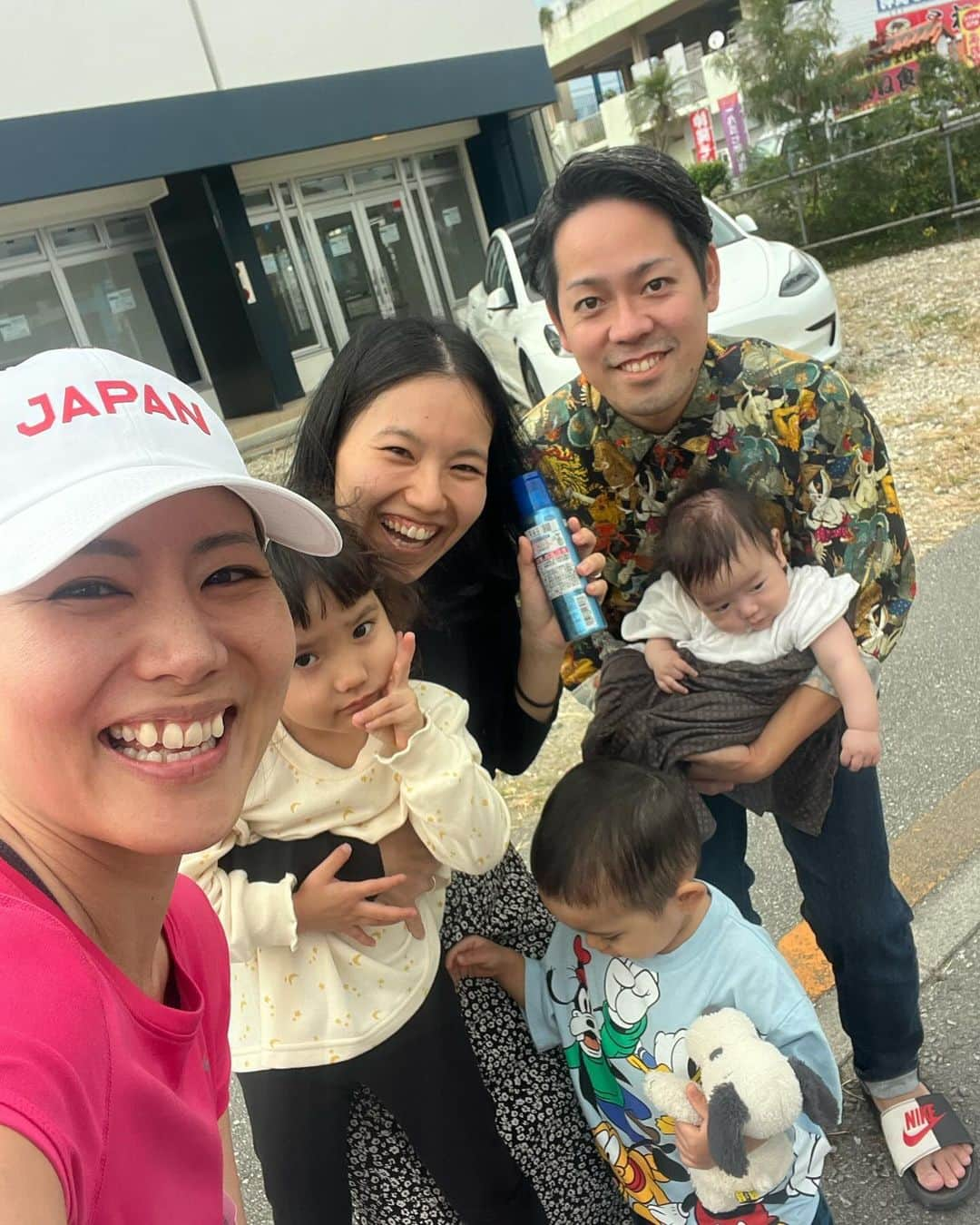 長嶺菜菜子さんのインスタグラム写真 - (長嶺菜菜子Instagram)「⁡ 那覇マラソン完走🏃‍♀️🎖️ ⁡ 今回はありがとうが溢れるマラソンだったな ⁡ 子供からおじーおばーまで 見ず知らずのランナーを応援してくれて おにぎりや黒糖やバナナやみかんを提供してくれる ⁡ ボランティアの高校生や大人も ただ、ただ応援してくれる ⁡ 頑張ってください！ お疲れさまです！ あと少しです！ 完走できます！ ⁡ って言ってくれて。 ⁡ なんっの見返りもない本当にGive精神  レース序盤から足が重くなって 本当に完走できるか途中、不安でしかなかった  だから本当に本当に、沿道の応援や 食料や飲み物の提供がなかったら まじで完走できていない ⁡ 無条件で応援してくれて そこに愛を感じて、走りながら 何度も何度も涙ぐんだ ⁡ なんて素敵なんだろう なんて愛ある人たちだろう なんって素晴らしい空間なんだろう ⁡ ありがたいなぁ ってしみじみ感じてた😌 ⁡ 今回のマラソンは そういう価値があることに気づけた💓 ⁡ 最高の5時間50分のマラソンだった ⁡ （もう2度とフルマラソンは走らんけどさ） ⁡ 次は2024年のトライアスロンに向けての練習だ！！ ⁡ #那覇マラソン  #フルマラソン #マラソン  #フルマラソン完走 #感謝しかない  #トライアスロン挑戦」12月11日 12時13分 - na7co0422