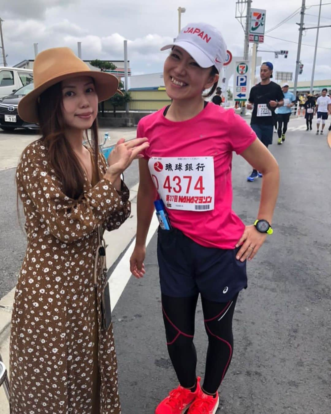 長嶺菜菜子さんのインスタグラム写真 - (長嶺菜菜子Instagram)「⁡ 那覇マラソン完走🏃‍♀️🎖️ ⁡ 今回はありがとうが溢れるマラソンだったな ⁡ 子供からおじーおばーまで 見ず知らずのランナーを応援してくれて おにぎりや黒糖やバナナやみかんを提供してくれる ⁡ ボランティアの高校生や大人も ただ、ただ応援してくれる ⁡ 頑張ってください！ お疲れさまです！ あと少しです！ 完走できます！ ⁡ って言ってくれて。 ⁡ なんっの見返りもない本当にGive精神  レース序盤から足が重くなって 本当に完走できるか途中、不安でしかなかった  だから本当に本当に、沿道の応援や 食料や飲み物の提供がなかったら まじで完走できていない ⁡ 無条件で応援してくれて そこに愛を感じて、走りながら 何度も何度も涙ぐんだ ⁡ なんて素敵なんだろう なんて愛ある人たちだろう なんって素晴らしい空間なんだろう ⁡ ありがたいなぁ ってしみじみ感じてた😌 ⁡ 今回のマラソンは そういう価値があることに気づけた💓 ⁡ 最高の5時間50分のマラソンだった ⁡ （もう2度とフルマラソンは走らんけどさ） ⁡ 次は2024年のトライアスロンに向けての練習だ！！ ⁡ #那覇マラソン  #フルマラソン #マラソン  #フルマラソン完走 #感謝しかない  #トライアスロン挑戦」12月11日 12時13分 - na7co0422