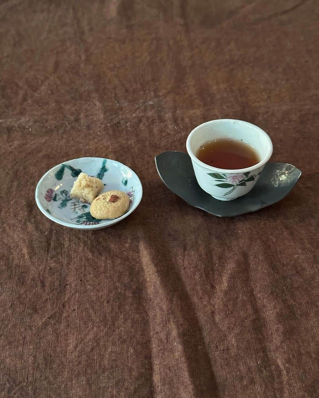 小堀紀代美のインスタグラム：「季節の移ろいを感じる真理子先生の @marikochakai 中国茶のレッスン。　 早いもので冬のレッスン。 設えも所作も言葉の端っこもいつも勉強になります。 おいしいお茶とお菓子に、茶器を見ているだけで気持ちまでまろやかになる🤍」