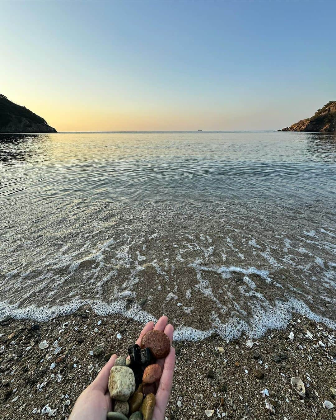 川田御早希のインスタグラム：「仙酔島の閃きの門前で五色石拾いしました！ 「江戸風呂」は残念ながら入れませんでしたが★ 「閃きの門」、「龍橋」など仙酔島で行きたかった場所、見たかった景色、やりたかったことが出来ました☆感謝 #仙酔島 #閃きの門 #五色岩  #五色石」