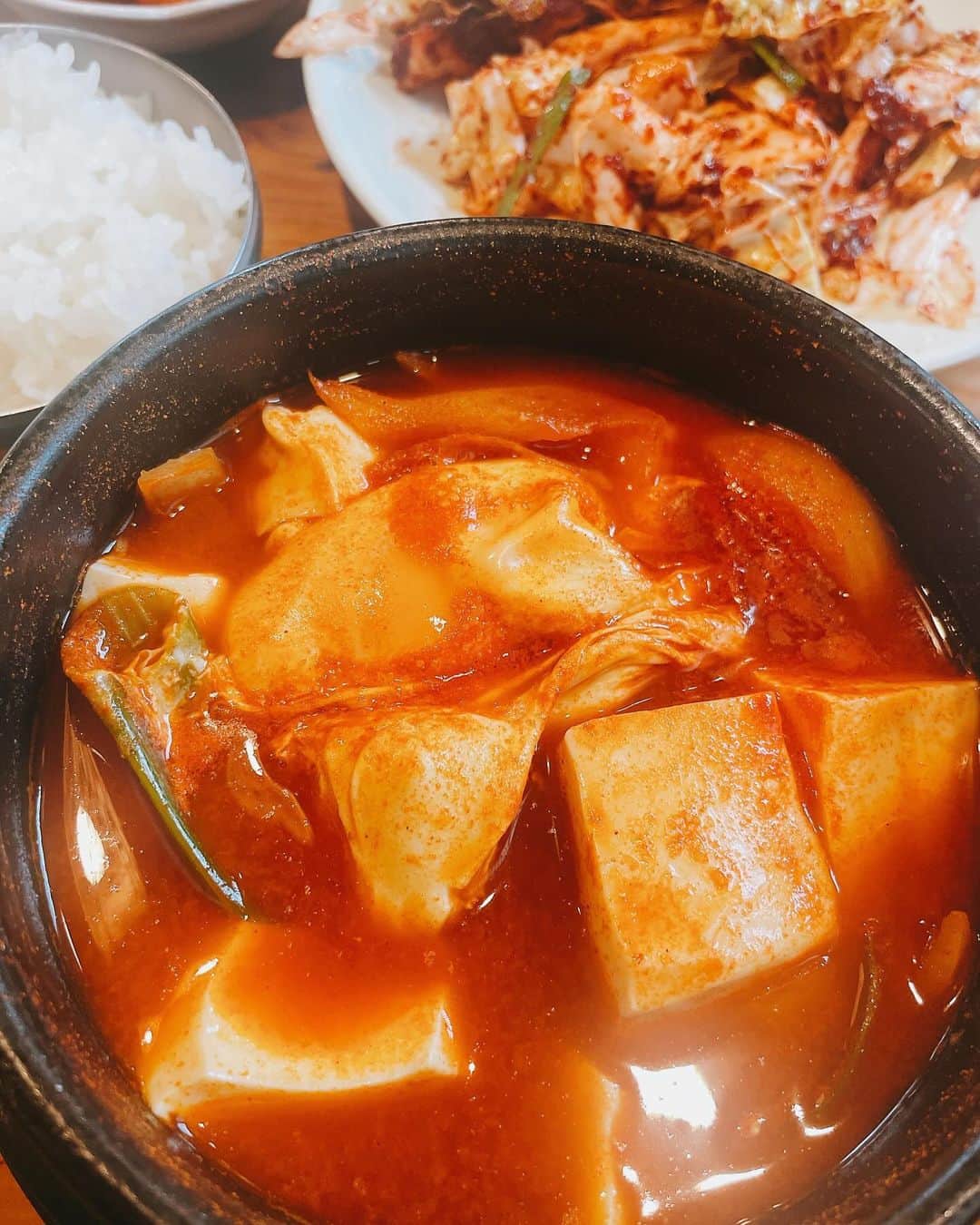 佐藤仁美のインスタグラム：「.  近所の韓国料理屋さんでランチ  うまー からー  韓国行きたいなー  #韓国 #スンドゥブチゲ」