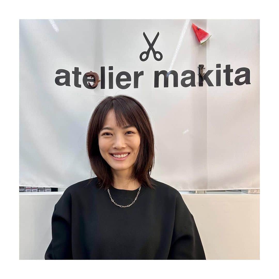 古川美有さんのインスタグラム写真 - (古川美有Instagram)「この前、髪を切りました💈 いつもの #アトリエマキタ @mackydesu  長さは変えずレイヤー入れて、 前髪はすこし思い切ってしまいました。  売り物だという魚のクッションをなぜか抱っこしています。 マッキーはここを雑貨屋にするつもりなのか…美容室だけにとどまらない何かにしようとしています。 行くたびに何かが増えてる。ヘンです。 ヘンだけど、ここに通ってから髪に良いことしかないので施術はめちゃ信用しています。笑 髪はずっと元気だし、根本が伸びても変じゃないように染めてくれるから、行く回数がぐっと減ってる… #ateliermakita #hairsalon」12月11日 12時08分 - miyukogawa