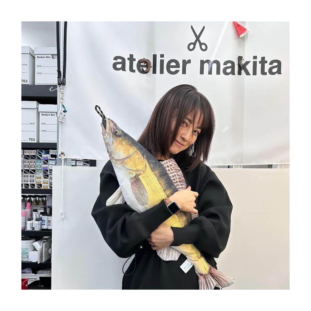 古川美有さんのインスタグラム写真 - (古川美有Instagram)「この前、髪を切りました💈 いつもの #アトリエマキタ @mackydesu  長さは変えずレイヤー入れて、 前髪はすこし思い切ってしまいました。  売り物だという魚のクッションをなぜか抱っこしています。 マッキーはここを雑貨屋にするつもりなのか…美容室だけにとどまらない何かにしようとしています。 行くたびに何かが増えてる。ヘンです。 ヘンだけど、ここに通ってから髪に良いことしかないので施術はめちゃ信用しています。笑 髪はずっと元気だし、根本が伸びても変じゃないように染めてくれるから、行く回数がぐっと減ってる… #ateliermakita #hairsalon」12月11日 12時08分 - miyukogawa
