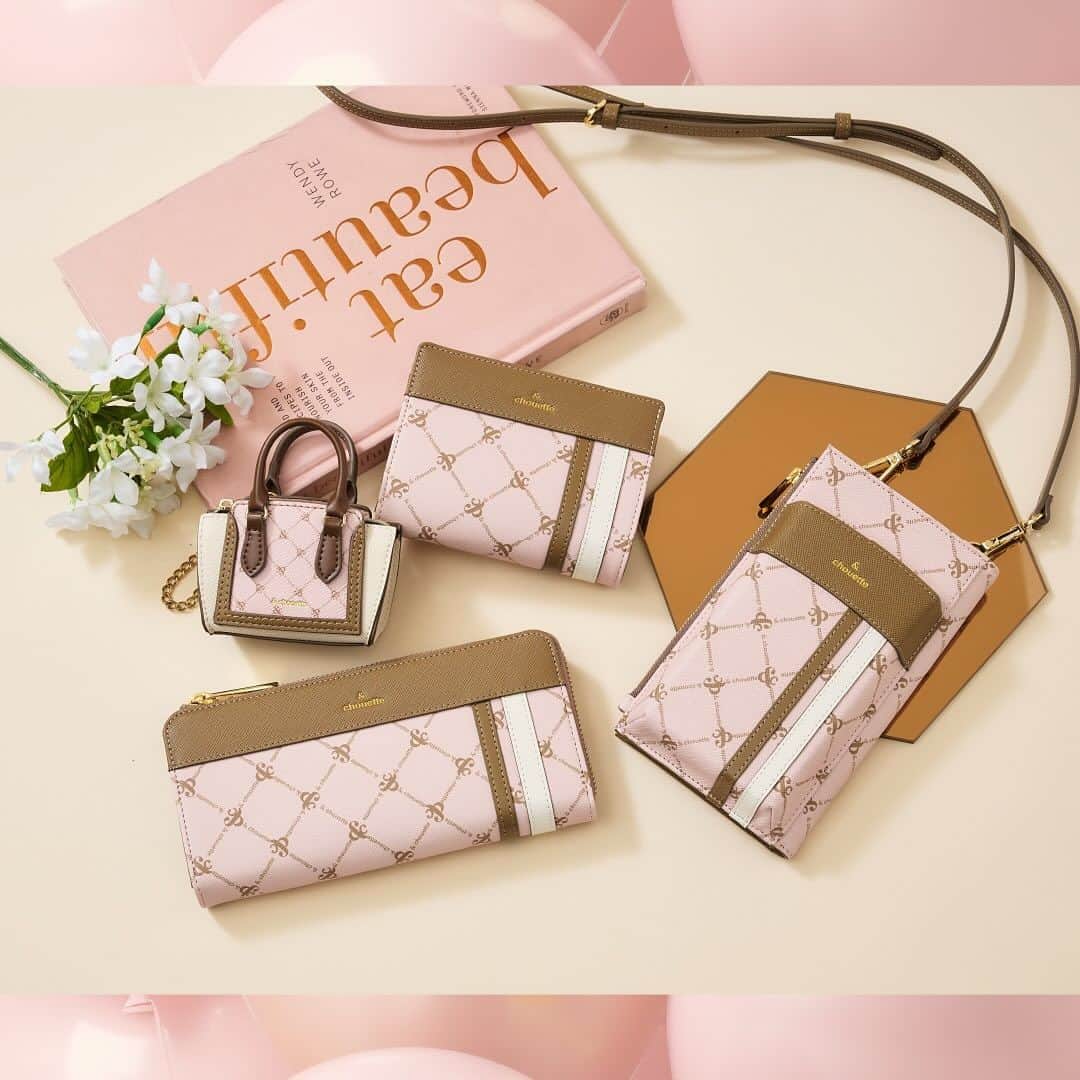 & chouetteのインスタグラム：「. アンドシュエット 10th Anniversary🥳 ... このたび、& chouetteは 12/20に10周年を迎えます🌟  10周年を記念して、 ブランドカラーをピンクベージュに一新。  人気のモノグラムシリーズの新ブランドカラーにちなんだ新色や 10色トートなど、 スペシャルなアイテムが登場🌟 ... ☑︎10周年記念　モノグラム　マルチスマホショルダー ¥9,900-  ☑︎10周年記念　モノグラムスポーティーラインラウンド長財布 ¥11,000-  ☑︎10周年記念 モノグラム　スポーティーライン口金2つ折り財布 ¥9,900-  ☑︎10周年記念　ミニミニバイカラーバッグチャーム ¥4,840-  #andchouette #アンドシュエット」