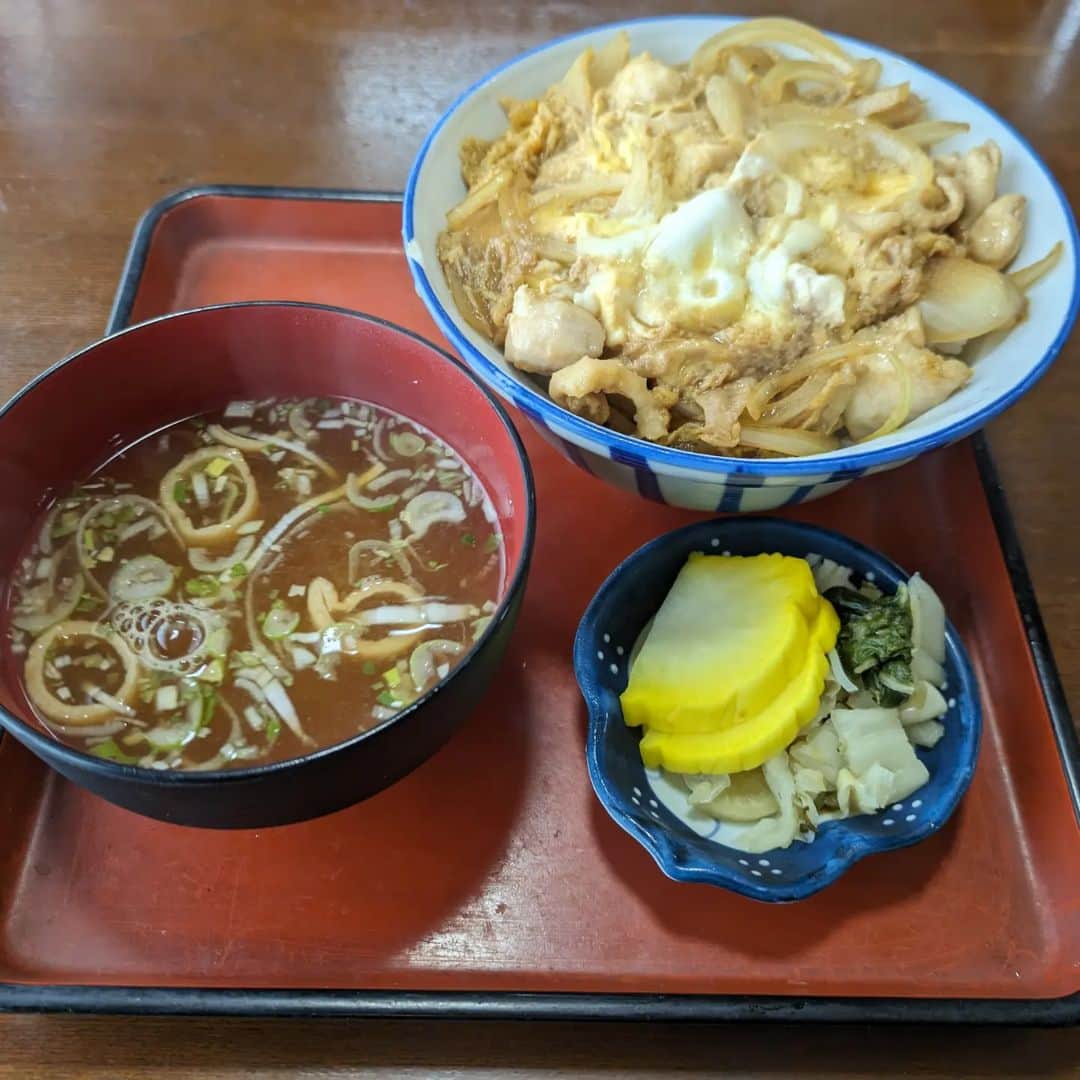 大和ヒロシさんのインスタグラム写真 - (大和ヒロシInstagram)「今日の昼食は大野屋の親子丼。  こちらはお漬物もまた楽しみなのです。  ちなみに、食事制限中の外食は親子丼が多くなります。 #大野屋 #君津市」12月11日 12時11分 - yamatohiroshi
