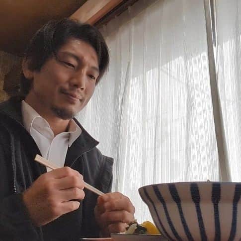 大和ヒロシさんのインスタグラム写真 - (大和ヒロシInstagram)「今日の昼食は大野屋の親子丼。  こちらはお漬物もまた楽しみなのです。  ちなみに、食事制限中の外食は親子丼が多くなります。 #大野屋 #君津市」12月11日 12時11分 - yamatohiroshi