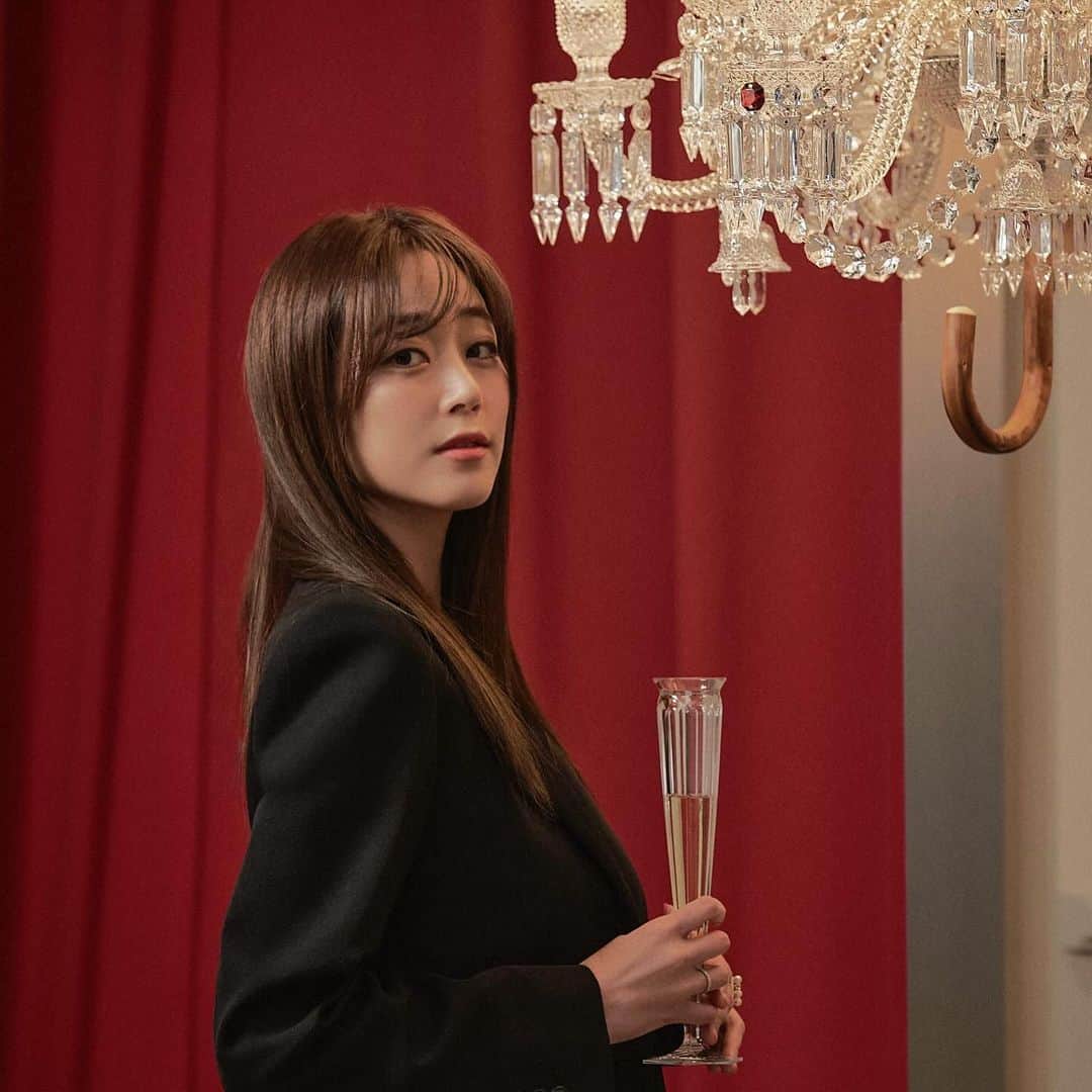 キム・ヒョジンのインスタグラム：「바카라와 필립스탁의 협업 20주년 전시에 다녀왔어요. 하나의 예술 작품 같았던 바카라 제품들. #baccarat #PhilippeStarck#탈레랑바이필립스탁」