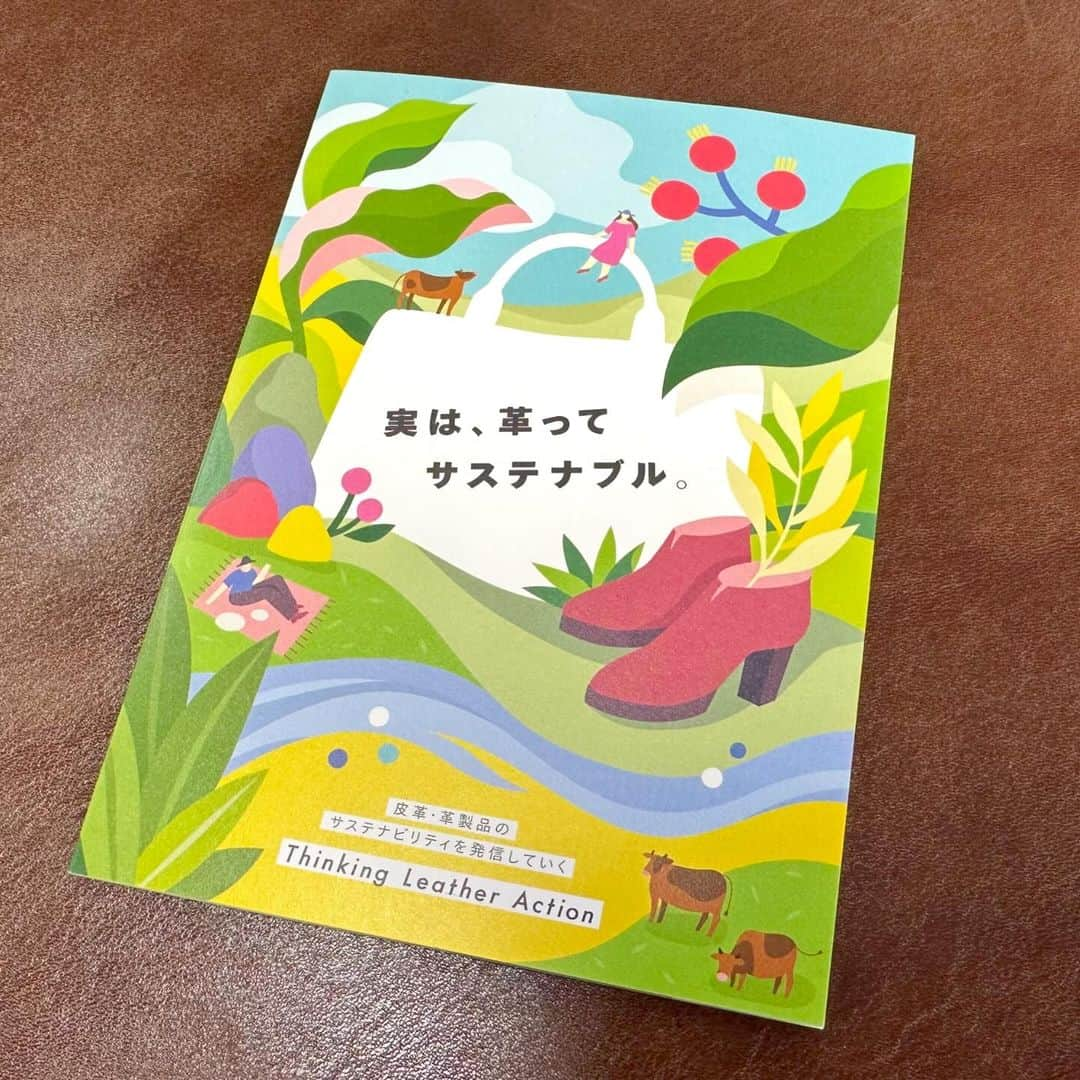 干場義雅さんのインスタグラム写真 - (干場義雅Instagram)「今日は日経電子版の「皮革、革製品のサスティナビリティ」をテーマにした対談でした。  革は、圧倒的に丈夫で使うほど魅力が増し愛着が湧く。  合皮は、時間が経つと割れてきてしまい寿命が短く土に還らない。  革（レザー）製品は、家畜を食肉加工する際に廃棄品になってしまう「皮」を、「革」に加工した副産物であるため、実はサステナブルなんですよね。革の魅力を改めて感じる本質的な内容で、革が好きな僕にとっては楽しい時間でした。  関係者の皆様、ありがとうございました。  #日本皮革産業連合会  @yoshimasa_hoshiba  #yoshimasa_hoshiba  #干場義雅  @forzastylecom  #forzastyle  @minimalwardrobe_official」12月11日 12時18分 - yoshimasa_hoshiba