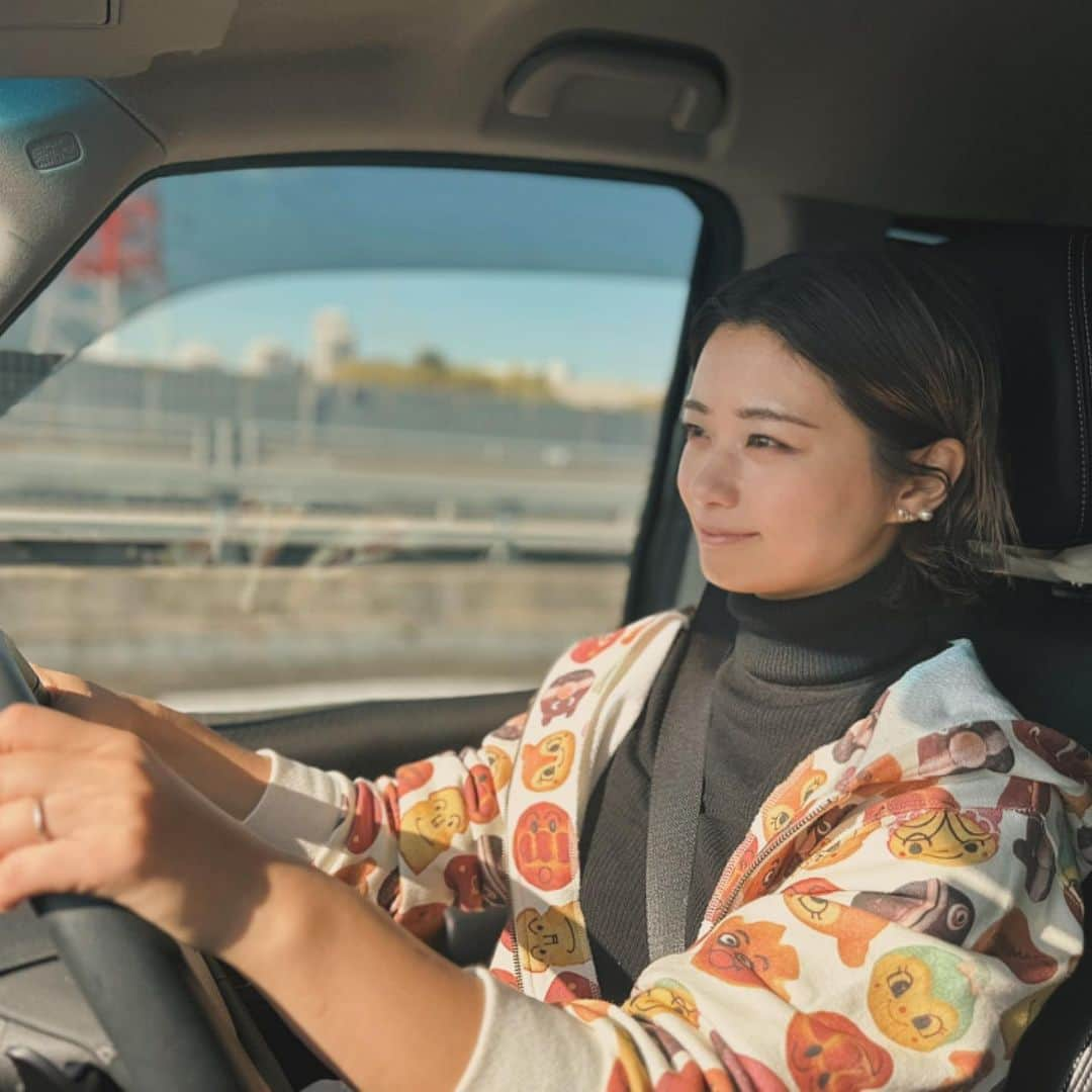 安枝瞳のインスタグラム：「. 我が家の運転担当🙋‍♀️✨ お手本みたいな表情してて笑った🤣 手は11時10分くらいかな😅 #アンパンマンパンパーカー」