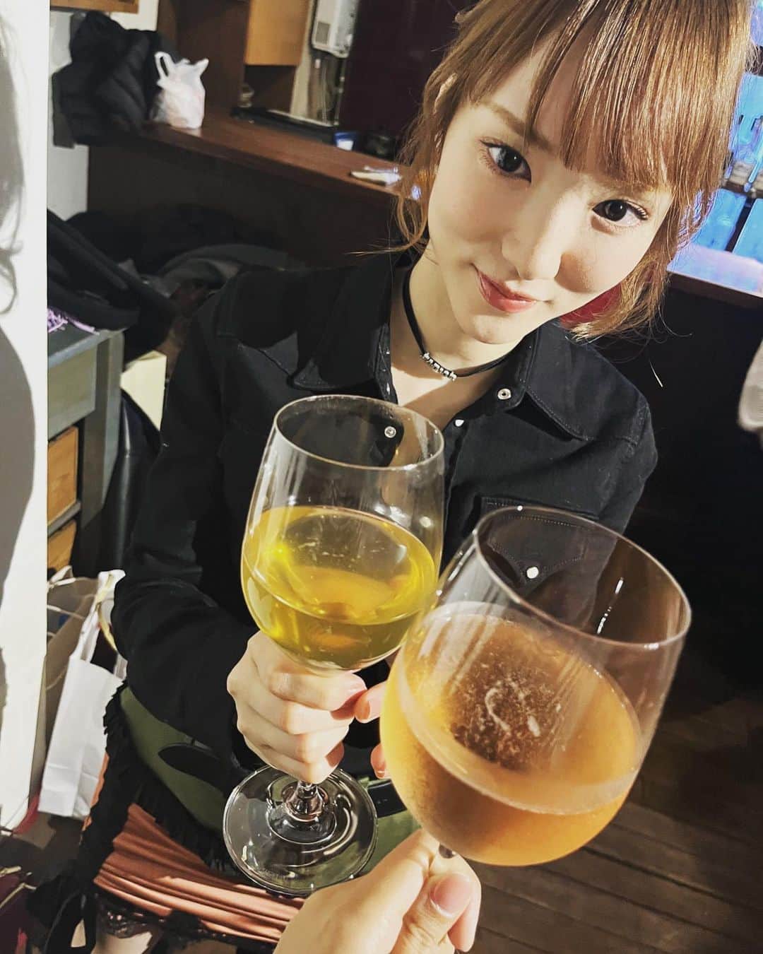 下田美咲のインスタグラム：「女子高生の時から熱烈に私を推して何度も会いに来てくれていて、「成人したら絶対に美咲ちゃんと乾杯したい！」とずっと言ってくれていた子と、８年越しにやっと乾杯ができて。  「長い間、ずっと変わらない熱量で好きでいてくれてありがとうね」って言ったら、「いや、熱量はどんどん上がってます！！」と即答で返ってきて、確かにそう過ぎて、笑ったし、最終的に泣いた。  圧倒的な恋心の大きさが、ちょっとしたアドリブにも必ず出てて、面白かったし、新型ぶりっ子とはまさにコレなんだよなぁと思った。 気持ちの大きさが言動に力を生む🫡  みんなが撮ってくれた私の写真には、写ってるのは私一人なんだけど、私から見るとどれも自分の姿以上にみんなの心が映し出されてて、ツーショットとかに引けを取らない"あなたの存在感"を感じながら眺めてるよ。」