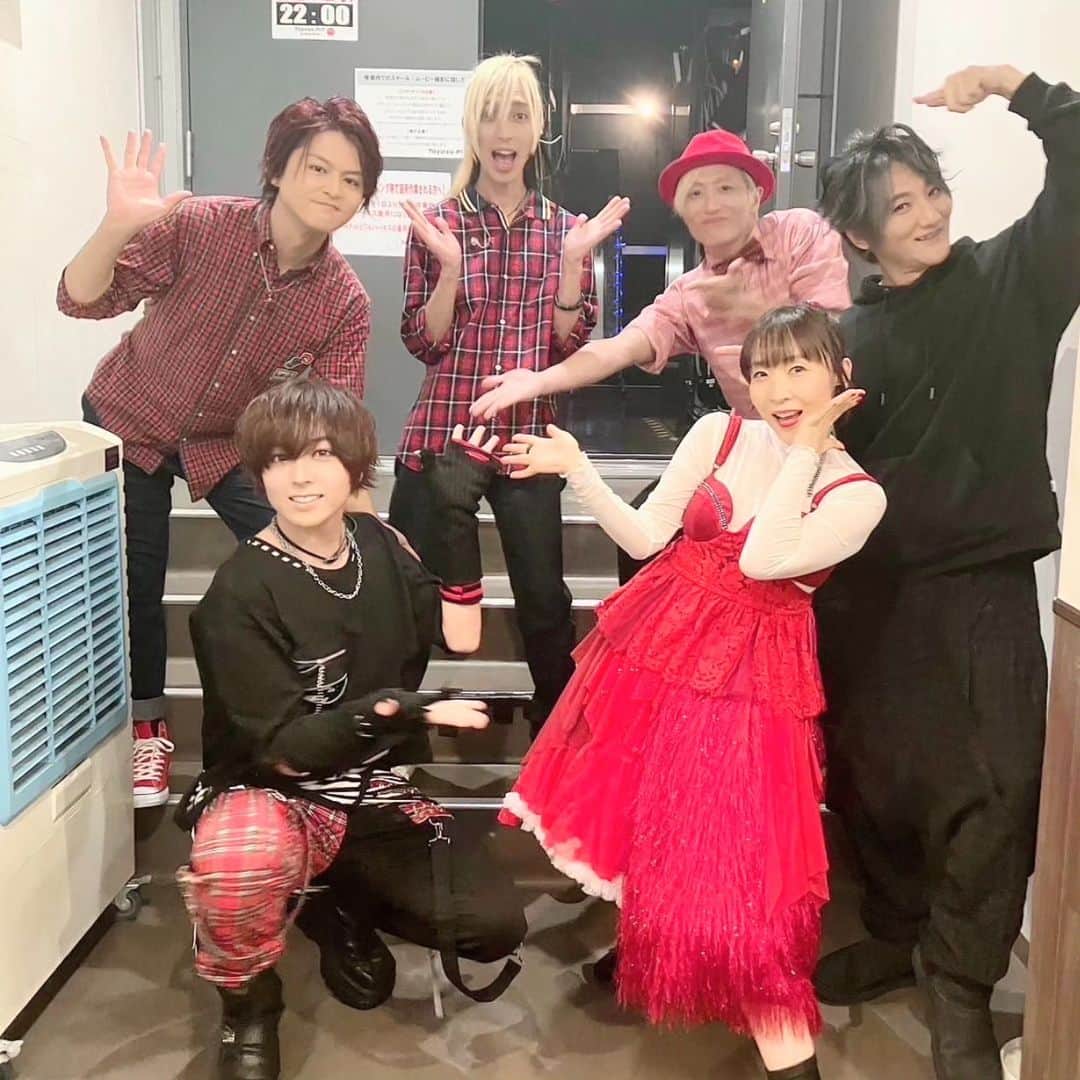 atsukoさんのインスタグラム写真 - (atsukoInstagram)「Welcome!ツアーファイナル豊洲PITでございました。  蒼井翔太くんとのコラボや、 かつさん（仮）の空からフライング登場？！  さらに本物のKATSUさん、アンコールでサプライズ登場！ と、盛りだくさんファイナルで 号泣のあつこ〜でした。  ほんとにほんとに 幸せなツアーでした。 ありがとうオブありがとうだよ❤  まだまだangela、走ります！ これからもよろしくね！  #angela_welcome #angela_jpn #animesong #anime」12月11日 12時28分 - angela_atsuko